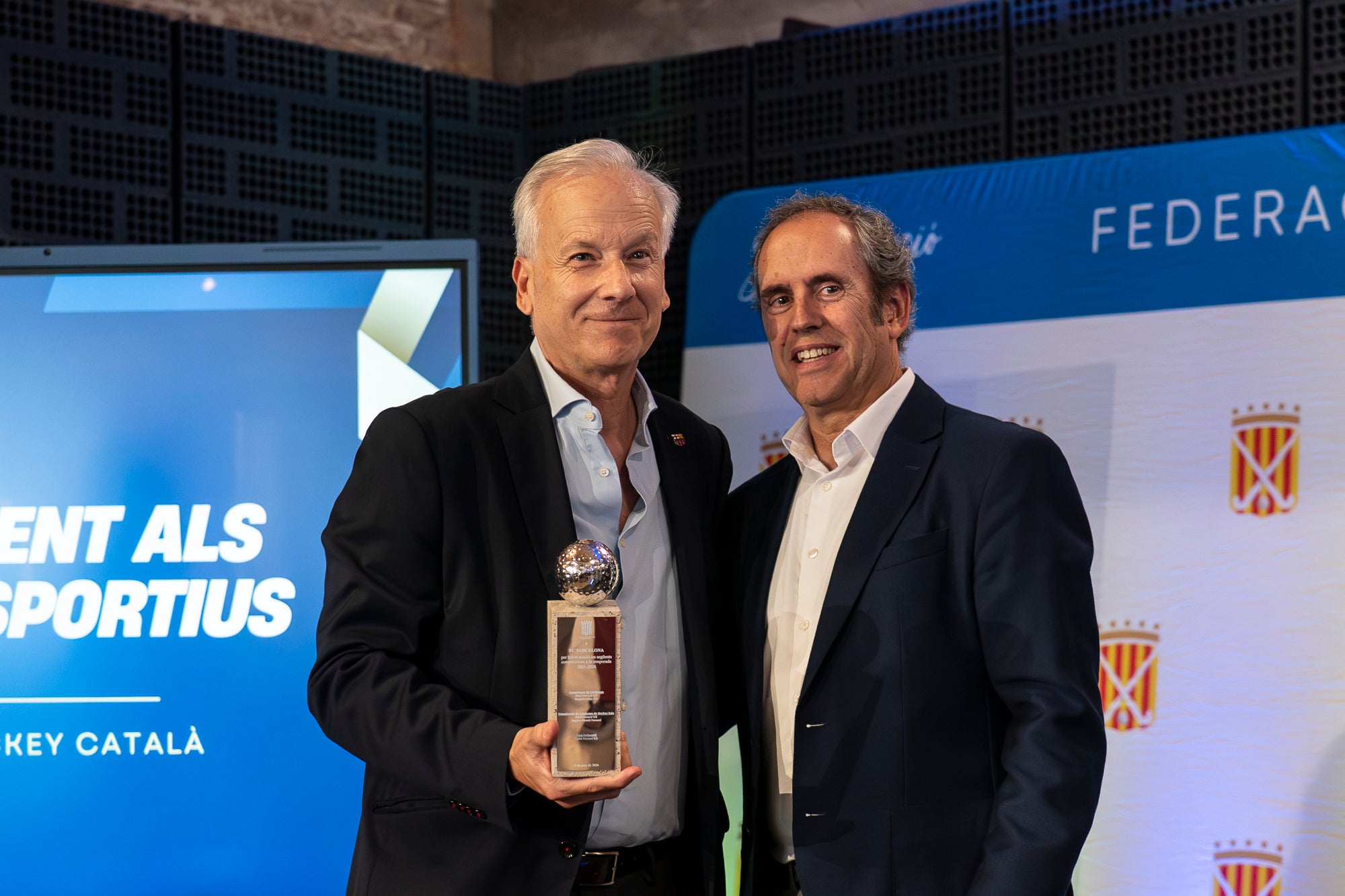 La 57 edició del Festival del Hockey Català ha celebrat aquest divendres al Vapor de Prodis de Terrassa la seva entrega dels premis anuals. I aquests han estat els principals guardonats: Júlia Strappato Garreta (millor jugadora de 1a Divisió Femení); Joan Lletí Fabregó (millor jugador de 1a Divisió Masculí); Anna Marquès Ayats (jugadora promesa); Jan Trujillo Amescua (jugador promesa); Marc Campabadal Monreal (millor esportista Lliga Hockey+); Shannon Lynn Lakusta (jugadora més veterana); Julio César Saavedra (jugador més veterà); Jordi Delás i Amat (Stick d'Or); Xavier Lleonart Blanco (Medalla d'Or al Mèrit Esportiu); Marta Cerdà Ciriols i Lídia Martí Garbayo (Medalla d'Honor); Jordi Bonastre Company per 100 partits internacionals i Xavier Gispert Amat per 100 partits internacionals (Medalla de Bronze al Mèrit Esportiu); Bernat Olivares Velasco (premi al millor company 'Quico Carné'); Jan Capellades Marcet (Trofeu Lluís Ysamat); Ot Corominas Ricart i Gaby Raimondi (millor àrbitre/a federat); Carlos Dolz Bautista (medalla al mèrit arbitral 'Josep Salvatella'); Miquel Romagosa Ruiz (Placa Especial FCH); Xavier Arnau Creus, Ramon Jufresa Lluch i Marta Prat Calmet (Sticks per la Història) | Mireia Comas
