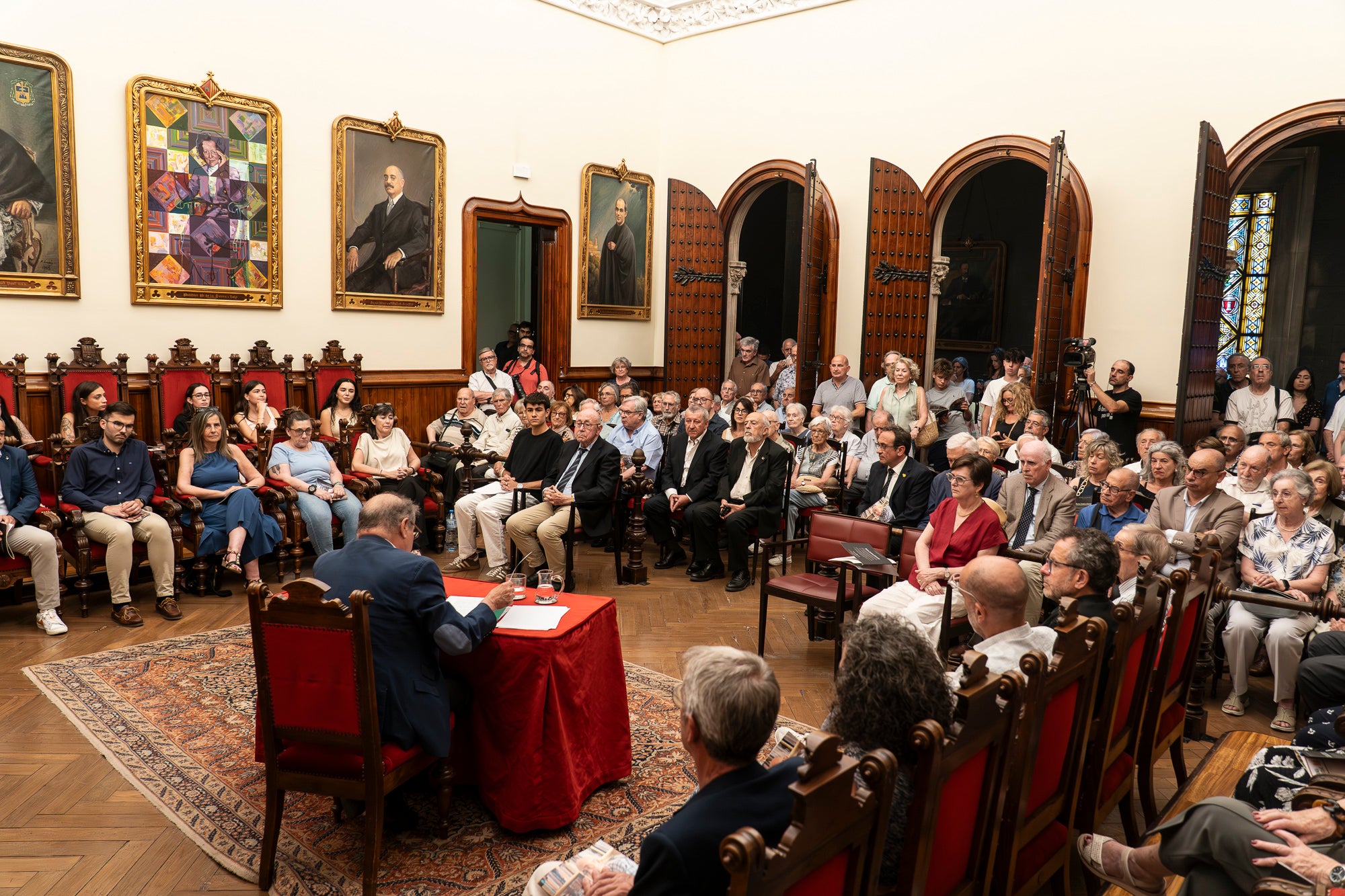 El Saló de Sessions de l'Ajuntament de Terrassa ha acollit aquest dimarts, dia 16 de juny, l’acte de lliurament de la Medalla d’Honor de la Ciutat a Rafel Comes i Ezequiel, en reconeixement de la seva destacada trajectòria en l’àmbit de la recerca històrica, la numismàtica, el col·leccionisme i la preservació de la memòria de la ciutat. L’historiador Josep Puy i Juanico ha estat l’encarregat de fer la glossa.