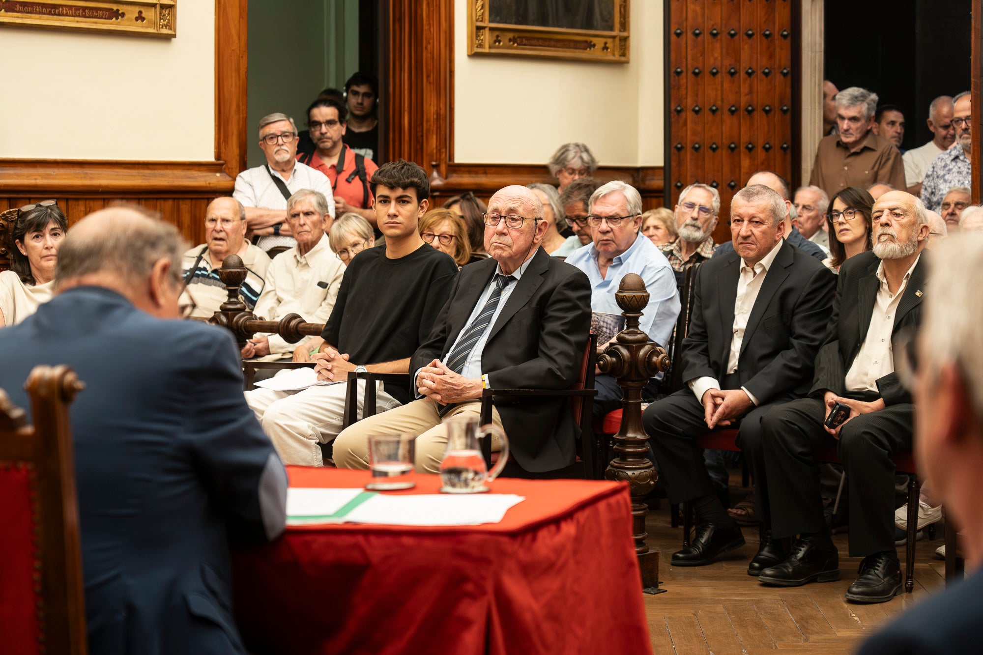 El Saló de Sessions de l'Ajuntament de Terrassa ha acollit aquest dimarts, dia 16 de juny, l’acte de lliurament de la Medalla d’Honor de la Ciutat a Rafel Comes i Ezequiel, en reconeixement de la seva destacada trajectòria en l’àmbit de la recerca històrica, la numismàtica, el col·leccionisme i la preservació de la memòria de la ciutat. L’historiador Josep Puy i Juanico ha estat l’encarregat de fer la glossa.