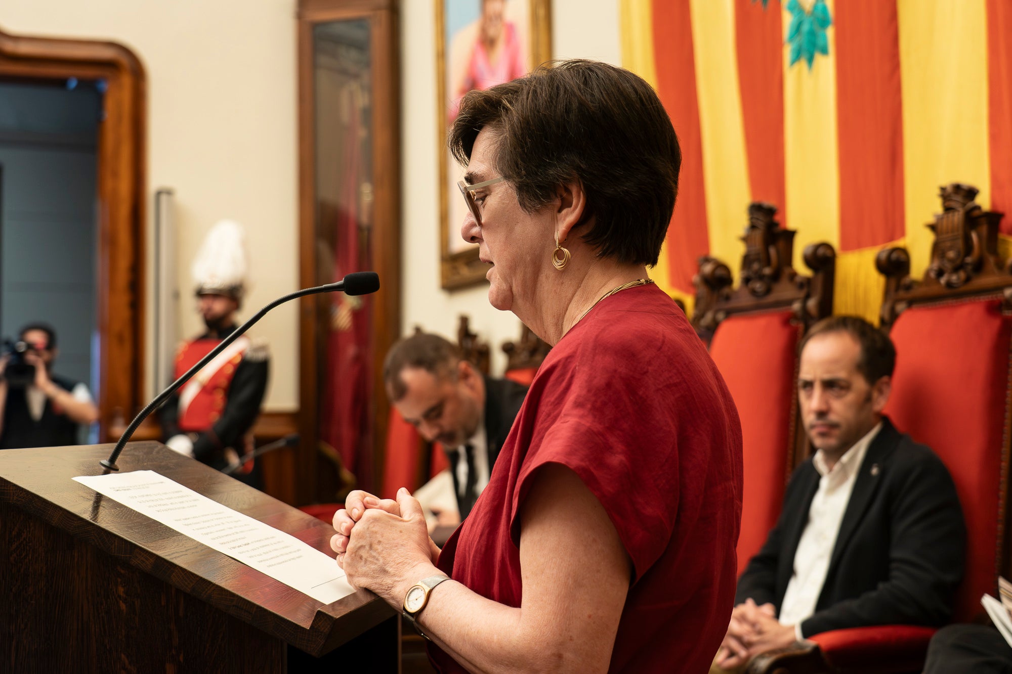 El Saló de Sessions de l'Ajuntament de Terrassa ha acollit aquest dimarts, dia 16 de juny, l’acte de lliurament de la Medalla d’Honor de la Ciutat a Rafel Comes i Ezequiel, en reconeixement de la seva destacada trajectòria en l’àmbit de la recerca històrica, la numismàtica, el col·leccionisme i la preservació de la memòria de la ciutat. L’historiador Josep Puy i Juanico ha estat l’encarregat de fer la glossa.