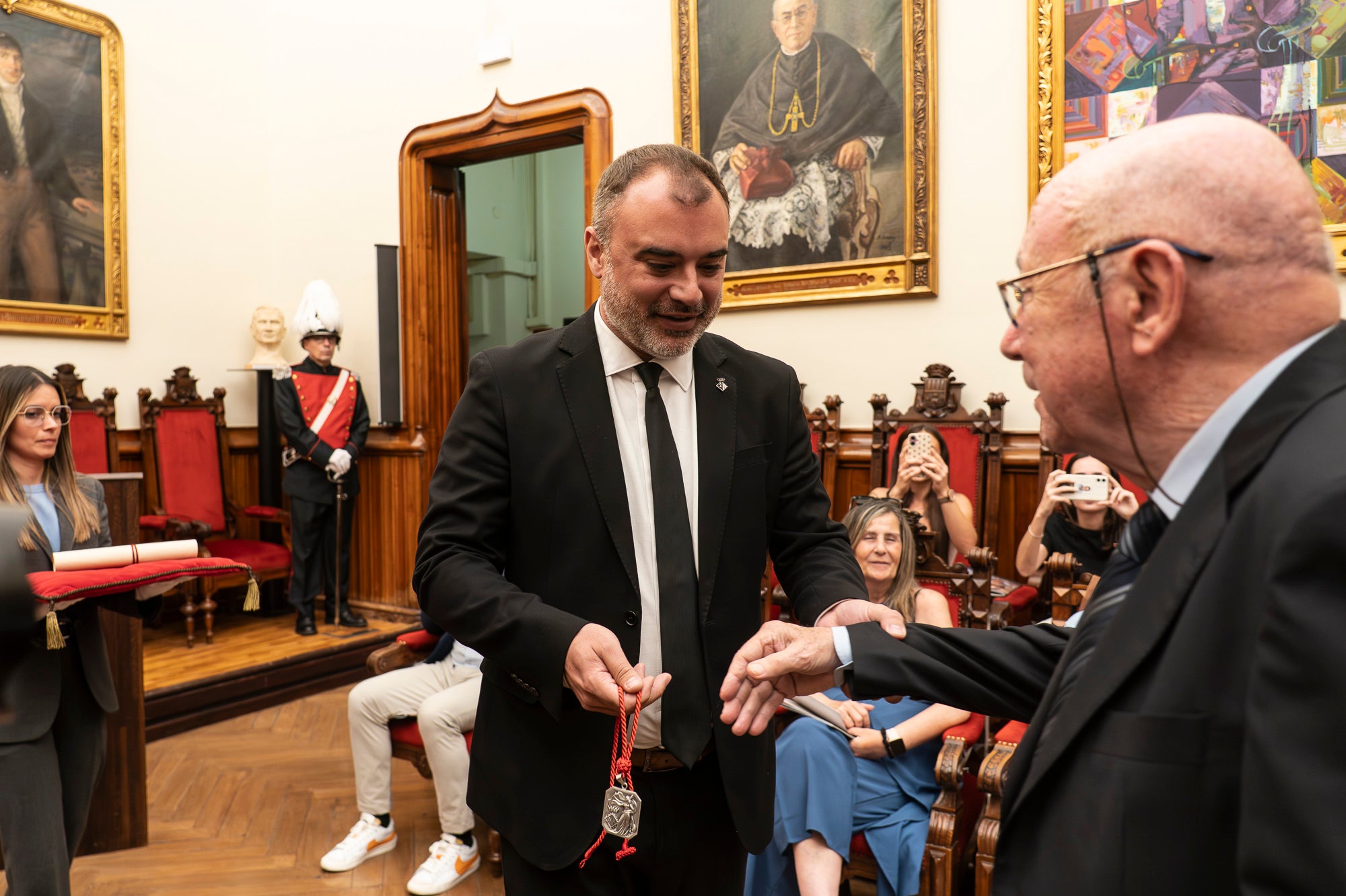 El Saló de Sessions de l'Ajuntament de Terrassa ha acollit aquest dimarts, dia 16 de juny, l’acte de lliurament de la Medalla d’Honor de la Ciutat a Rafel Comes i Ezequiel, en reconeixement de la seva destacada trajectòria en l’àmbit de la recerca històrica, la numismàtica, el col·leccionisme i la preservació de la memòria de la ciutat. L’historiador Josep Puy i Juanico ha estat l’encarregat de fer la glossa.