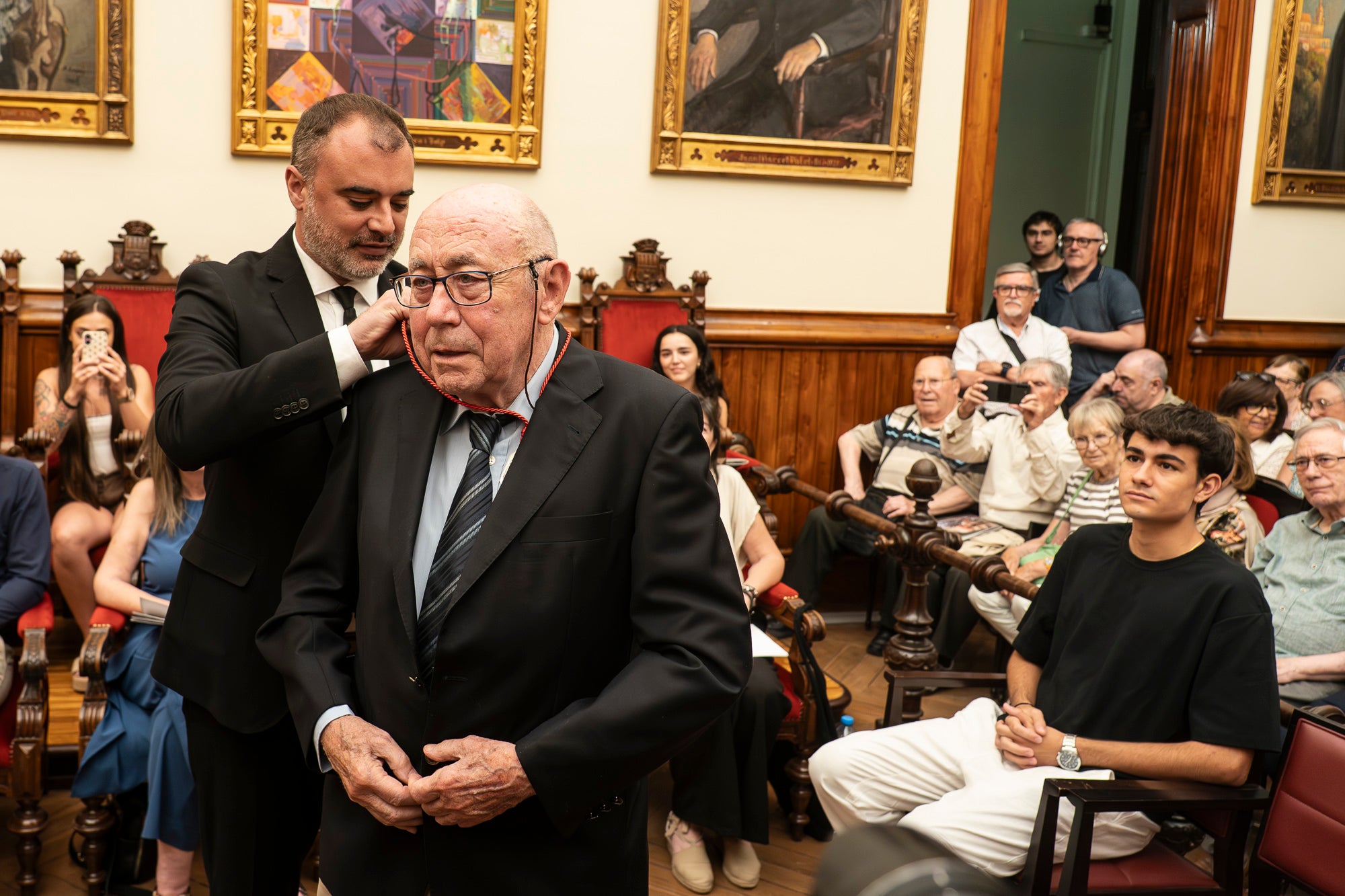El Saló de Sessions de l'Ajuntament de Terrassa ha acollit aquest dimarts, dia 16 de juny, l’acte de lliurament de la Medalla d’Honor de la Ciutat a Rafel Comes i Ezequiel, en reconeixement de la seva destacada trajectòria en l’àmbit de la recerca històrica, la numismàtica, el col·leccionisme i la preservació de la memòria de la ciutat. L’historiador Josep Puy i Juanico ha estat l’encarregat de fer la glossa.