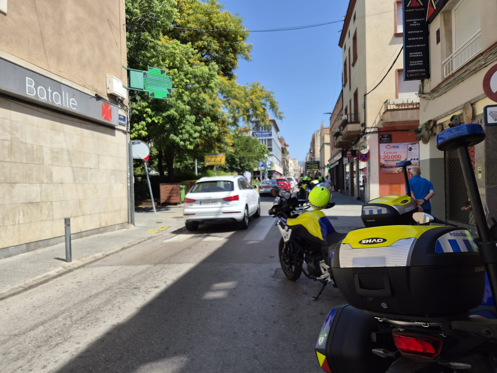 Aquest dilluns dia 15 de juny han començat les obres de pacificació del carrer d’Arquimedes de Terrassa. Des de bon matí, operaris han estat col·locant les tanques i cartells amb les afectacions de trànsit advertint els conductors des de la carretera de Martorell. I és que ha quedat totalment tallada la circulació entre plaça del Progrés i Grànius. D’aquesta manera, malgrat que la voluntat de l’Ajuntament és que els vehicles ja no entrin per Arquimedes per creuar la ciutat cap al nord, han estat molts que s’han esperat fins a trobar la reixa metàl·lica que impedia el pas per buscar una alternativa. Cal dir que no ha estat fins passades les dotze del migdia quan no s’ha tancat definitivament. Fins aleshores, els vehicles podien passar, tot i que diversos agents de la Policia Municipal de Terrassa, repartits al llarg d’Arquimedes, informaven els conductors de l’actuació. Recordem que la previsió és finalitzar les obres el febrer de 2027, i la voluntat del Consistori és aconseguir en aquest temps un canvi real d’hàbits i donar impuls a l’ús de les rondes de la ciutat.