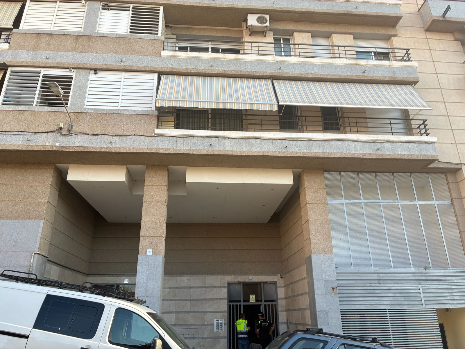 Dispositiu policial al carrer de Marinel·lo Bosch | Vicenç Batalla