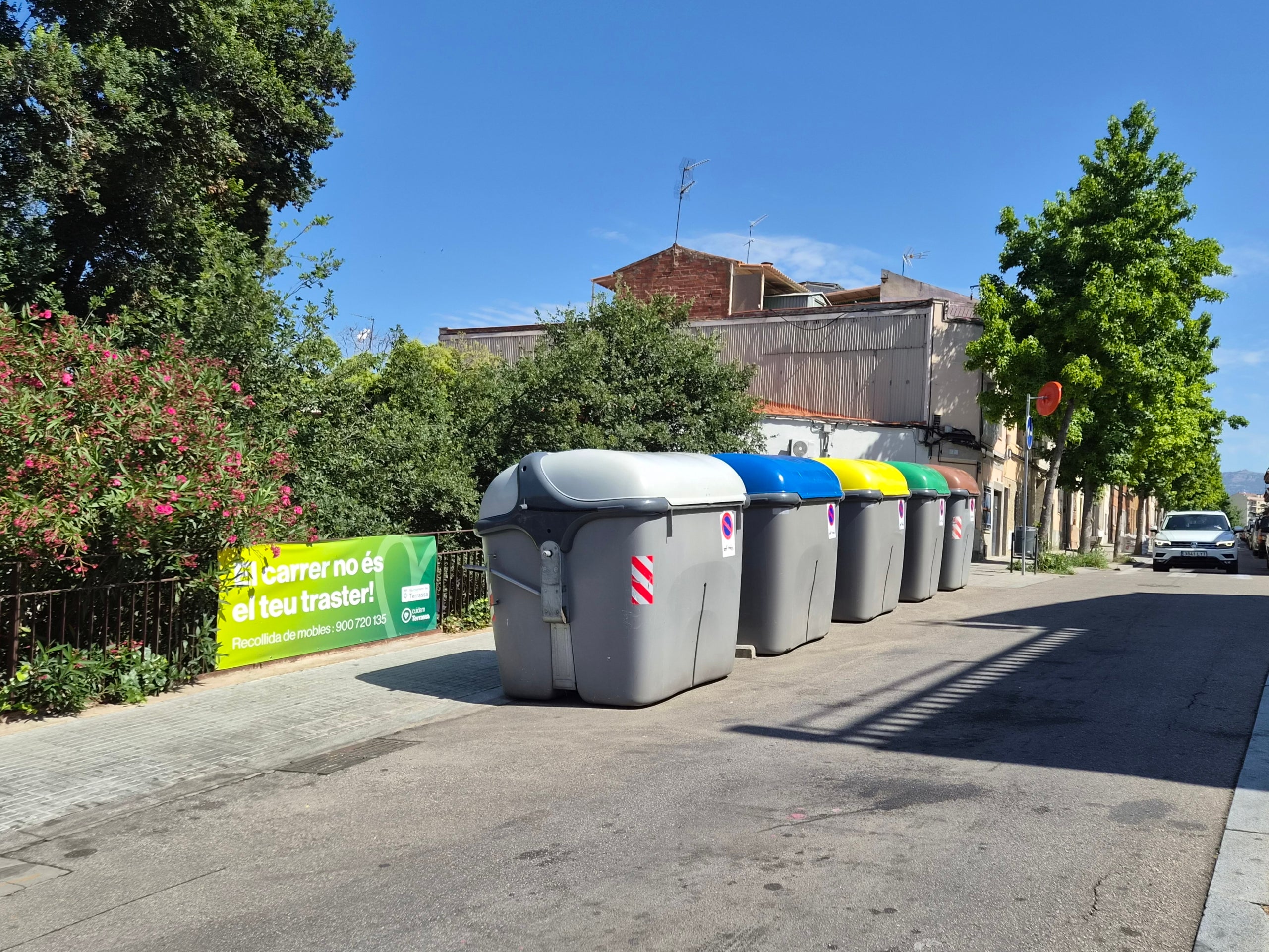 Una de les noves bateries de contenidors de càrrega lateral al carrer Dom Bosco | Lluïsa Tarrida