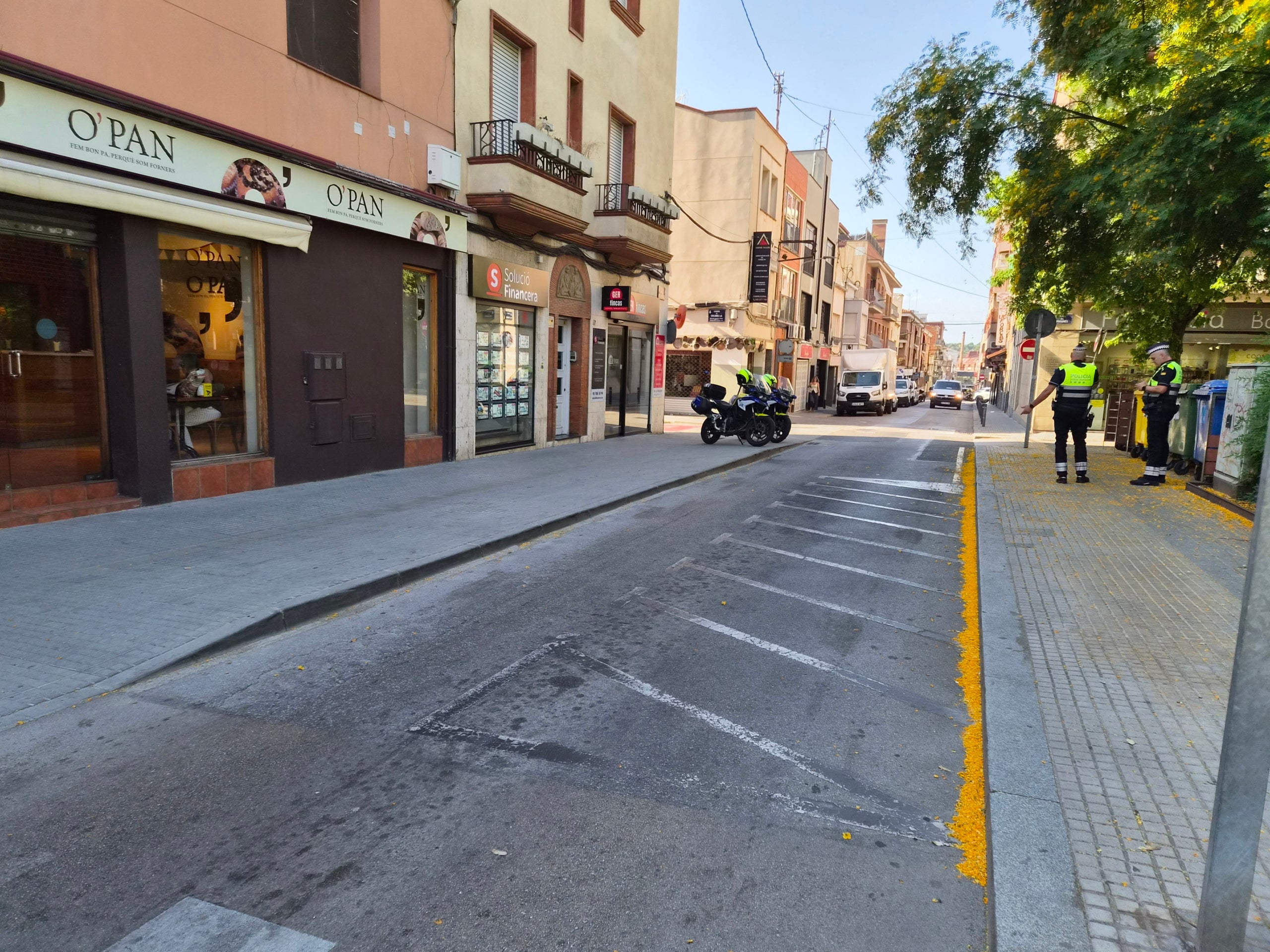 Aquest dilluns dia 15 de juny han començat les obres de pacificació del carrer d’Arquimedes de Terrassa. Des de bon matí, operaris han estat col·locant les tanques i cartells amb les afectacions de trànsit advertint els conductors des de la carretera de Martorell. I és que ha quedat totalment tallada la circulació entre plaça del Progrés i Grànius. D’aquesta manera, malgrat que la voluntat de l’Ajuntament és que els vehicles ja no entrin per Arquimedes per creuar la ciutat cap al nord, han estat molts que s’han esperat fins a trobar la reixa metàl·lica que impedia el pas per buscar una alternativa. Cal dir que no ha estat fins passades les dotze del migdia quan no s’ha tancat definitivament. Fins aleshores, els vehicles podien passar, tot i que diversos agents de la Policia Municipal de Terrassa, repartits al llarg d’Arquimedes, informaven els conductors de l’actuació. Recordem que la previsió és finalitzar les obres el febrer de 2027, i la voluntat del Consistori és aconseguir en aquest temps un canvi real d’hàbits i donar impuls a l’ús de les rondes de la ciutat.