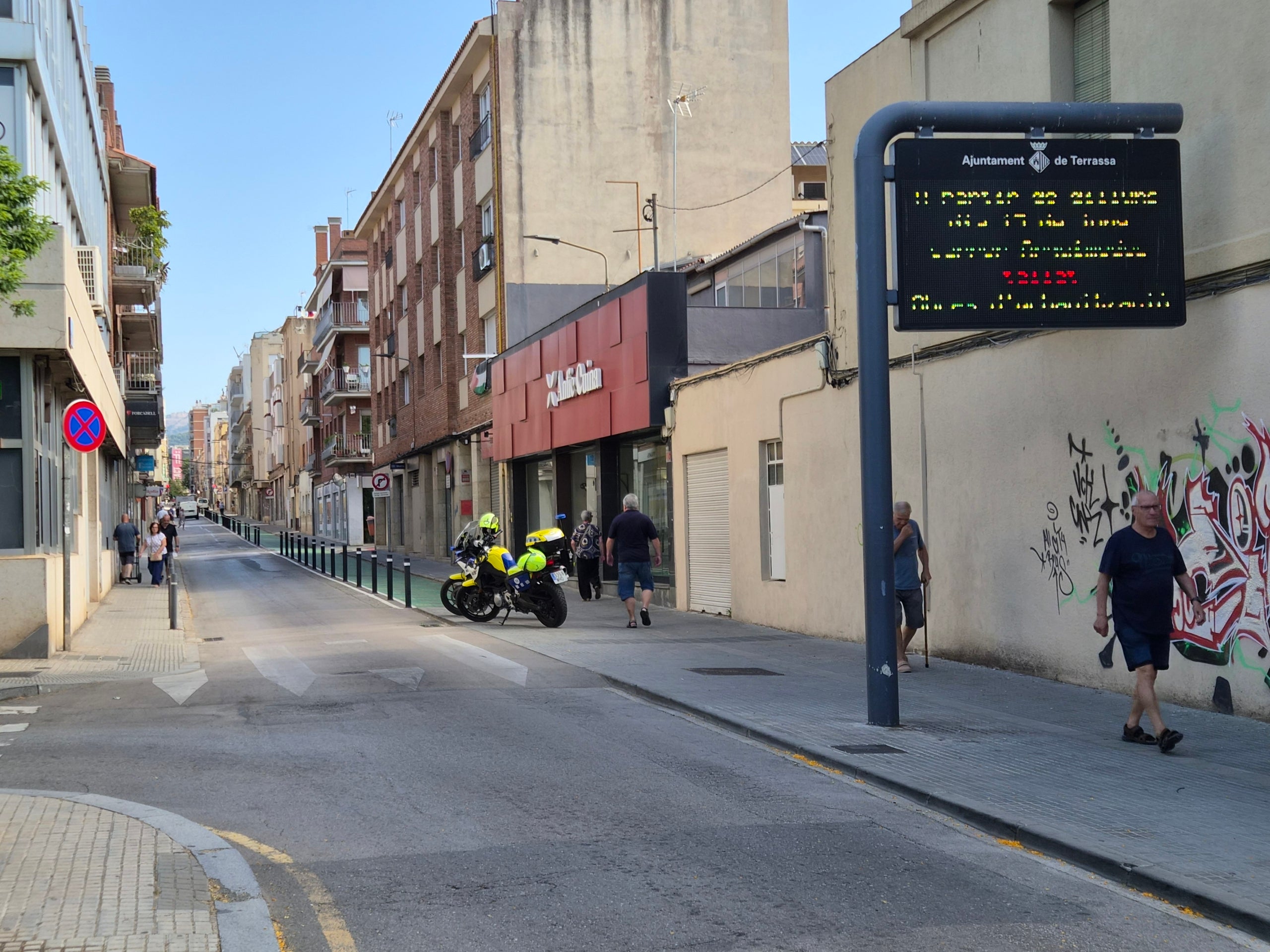 Aquest dilluns dia 15 de juny han començat les obres de pacificació del carrer d’Arquimedes de Terrassa. Des de bon matí, operaris han estat col·locant les tanques i cartells amb les afectacions de trànsit advertint els conductors des de la carretera de Martorell. I és que ha quedat totalment tallada la circulació entre plaça del Progrés i Grànius. D’aquesta manera, malgrat que la voluntat de l’Ajuntament és que els vehicles ja no entrin per Arquimedes per creuar la ciutat cap al nord, han estat molts que s’han esperat fins a trobar la reixa metàl·lica que impedia el pas per buscar una alternativa. Cal dir que no ha estat fins passades les dotze del migdia quan no s’ha tancat definitivament. Fins aleshores, els vehicles podien passar, tot i que diversos agents de la Policia Municipal de Terrassa, repartits al llarg d’Arquimedes, informaven els conductors de l’actuació. Recordem que la previsió és finalitzar les obres el febrer de 2027, i la voluntat del Consistori és aconseguir en aquest temps un canvi real d’hàbits i donar impuls a l’ús de les rondes de la ciutat.