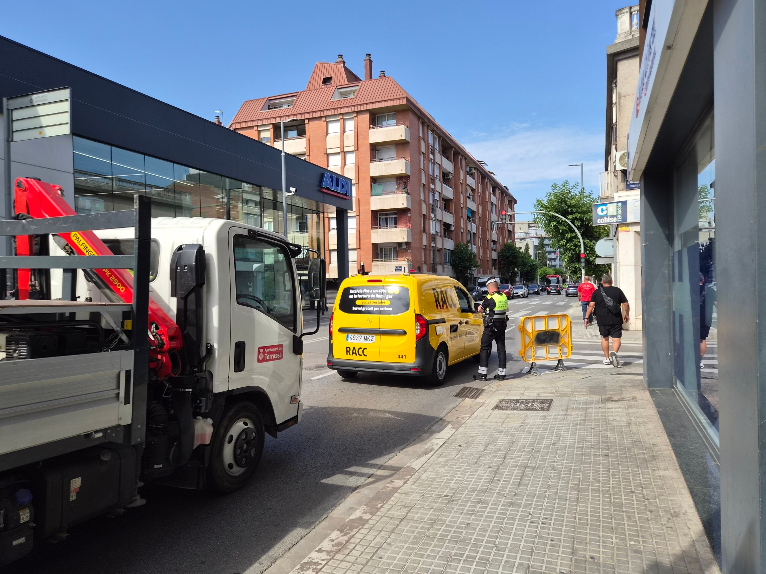 Aquest dilluns dia 15 de juny han començat les obres de pacificació del carrer d’Arquimedes de Terrassa. Des de bon matí, operaris han estat col·locant les tanques i cartells amb les afectacions de trànsit advertint els conductors des de la carretera de Martorell. I és que ha quedat totalment tallada la circulació entre plaça del Progrés i Grànius. D’aquesta manera, malgrat que la voluntat de l’Ajuntament és que els vehicles ja no entrin per Arquimedes per creuar la ciutat cap al nord, han estat molts que s’han esperat fins a trobar la reixa metàl·lica que impedia el pas per buscar una alternativa. Cal dir que no ha estat fins passades les dotze del migdia quan no s’ha tancat definitivament. Fins aleshores, els vehicles podien passar, tot i que diversos agents de la Policia Municipal de Terrassa, repartits al llarg d’Arquimedes, informaven els conductors de l’actuació. Recordem que la previsió és finalitzar les obres el febrer de 2027, i la voluntat del Consistori és aconseguir en aquest temps un canvi real d’hàbits i donar impuls a l’ús de les rondes de la ciutat.