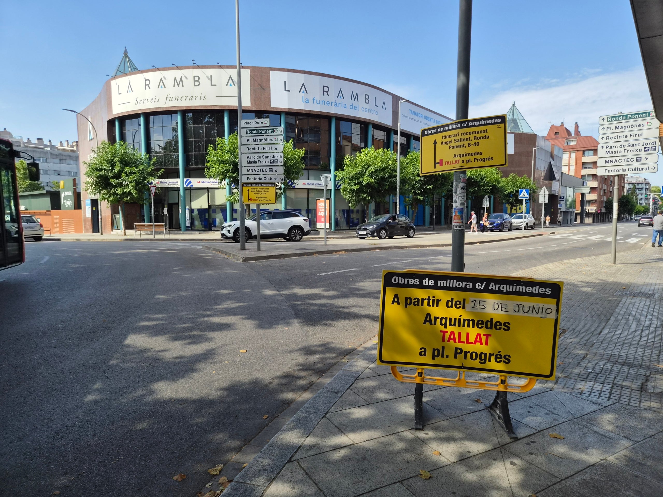 Aquest dilluns dia 15 de juny han començat les obres de pacificació del carrer d’Arquimedes de Terrassa. Des de bon matí, operaris han estat col·locant les tanques i cartells amb les afectacions de trànsit advertint els conductors des de la carretera de Martorell. I és que ha quedat totalment tallada la circulació entre plaça del Progrés i Grànius. D’aquesta manera, malgrat que la voluntat de l’Ajuntament és que els vehicles ja no entrin per Arquimedes per creuar la ciutat cap al nord, han estat molts que s’han esperat fins a trobar la reixa metàl·lica que impedia el pas per buscar una alternativa. Cal dir que no ha estat fins passades les dotze del migdia quan no s’ha tancat definitivament. Fins aleshores, els vehicles podien passar, tot i que diversos agents de la Policia Municipal de Terrassa, repartits al llarg d’Arquimedes, informaven els conductors de l’actuació. Recordem que la previsió és finalitzar les obres el febrer de 2027, i la voluntat del Consistori és aconseguir en aquest temps un canvi real d’hàbits i donar impuls a l’ús de les rondes de la ciutat.