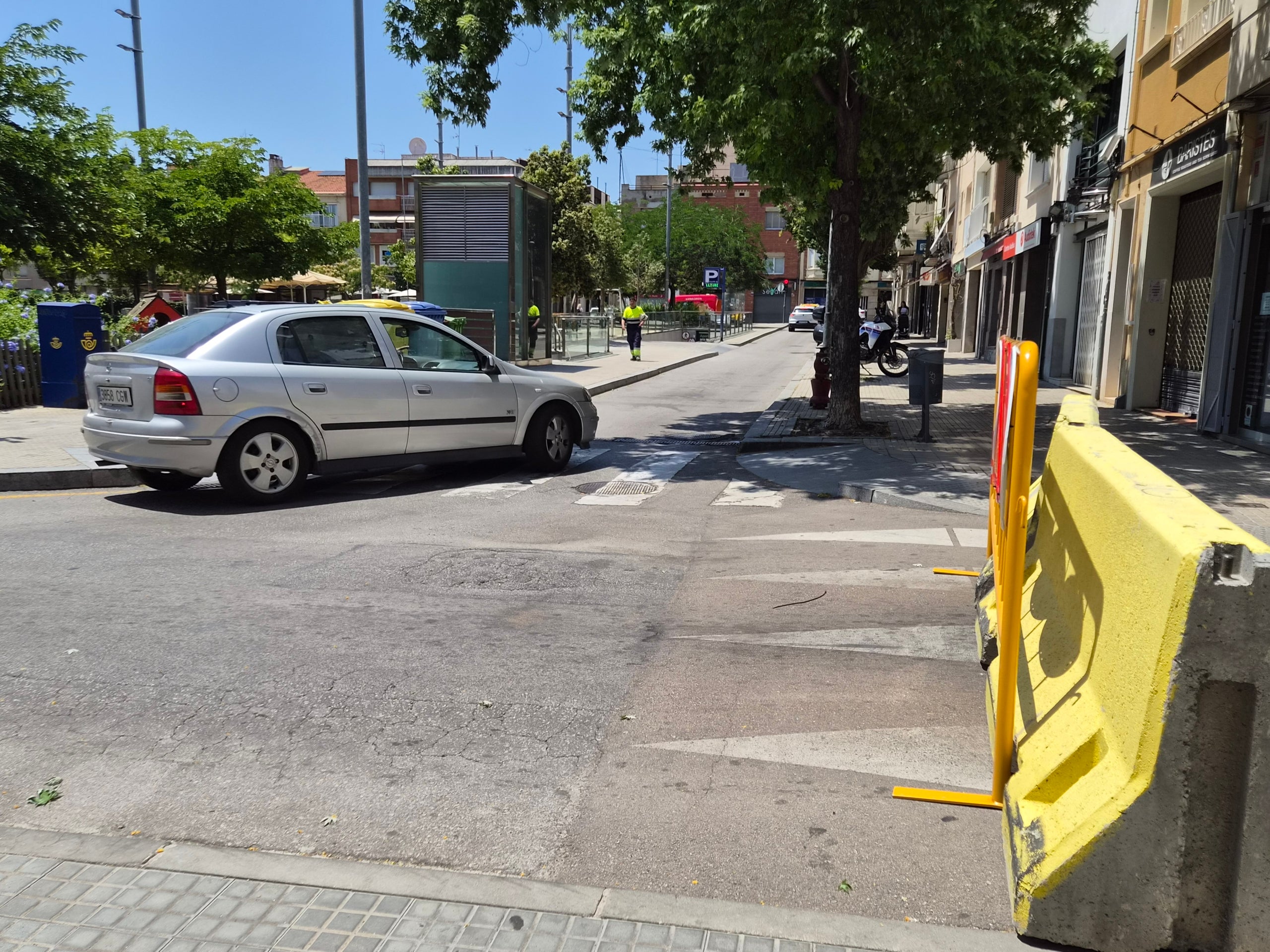 Aquest dilluns dia 15 de juny han començat les obres de pacificació del carrer d’Arquimedes de Terrassa. Des de bon matí, operaris han estat col·locant les tanques i cartells amb les afectacions de trànsit advertint els conductors des de la carretera de Martorell. I és que ha quedat totalment tallada la circulació entre plaça del Progrés i Grànius. D’aquesta manera, malgrat que la voluntat de l’Ajuntament és que els vehicles ja no entrin per Arquimedes per creuar la ciutat cap al nord, han estat molts que s’han esperat fins a trobar la reixa metàl·lica que impedia el pas per buscar una alternativa. Cal dir que no ha estat fins passades les dotze del migdia quan no s’ha tancat definitivament. Fins aleshores, els vehicles podien passar, tot i que diversos agents de la Policia Municipal de Terrassa, repartits al llarg d’Arquimedes, informaven els conductors de l’actuació. Recordem que la previsió és finalitzar les obres el febrer de 2027, i la voluntat del Consistori és aconseguir en aquest temps un canvi real d’hàbits i donar impuls a l’ús de les rondes de la ciutat.