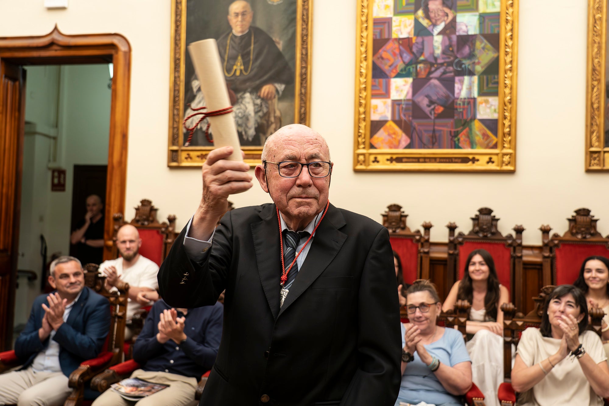 El Saló de Sessions de l'Ajuntament de Terrassa ha acollit aquest dimarts, dia 16 de juny, l’acte de lliurament de la Medalla d’Honor de la Ciutat a Rafel Comes i Ezequiel, en reconeixement de la seva destacada trajectòria en l’àmbit de la recerca històrica, la numismàtica, el col·leccionisme i la preservació de la memòria de la ciutat. L’historiador Josep Puy i Juanico ha estat l’encarregat de fer la glossa.