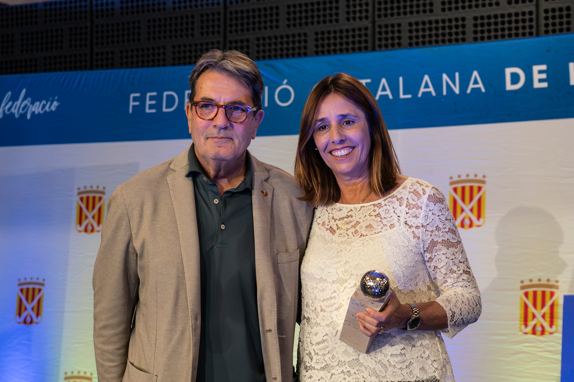 La 57 edició del Festival del Hockey Català ha celebrat aquest divendres al Vapor de Prodis de Terrassa la seva entrega dels premis anuals. I aquests han estat els principals guardonats: Júlia Strappato Garreta (millor jugadora de 1a Divisió Femení); Joan Lletí Fabregó (millor jugador de 1a Divisió Masculí); Anna Marquès Ayats (jugadora promesa); Jan Trujillo Amescua (jugador promesa); Marc Campabadal Monreal (millor esportista Lliga Hockey+); Shannon Lynn Lakusta (jugadora més veterana); Julio César Saavedra (jugador més veterà); Jordi Delás i Amat (Stick d'Or); Xavier Lleonart Blanco (Medalla d'Or al Mèrit Esportiu); Marta Cerdà Ciriols i Lídia Martí Garbayo (Medalla d'Honor); Jordi Bonastre Company per 100 partits internacionals i Xavier Gispert Amat per 100 partits internacionals (Medalla de Bronze al Mèrit Esportiu); Bernat Olivares Velasco (premi al millor company 'Quico Carné'); Jan Capellades Marcet (Trofeu Lluís Ysamat); Ot Corominas Ricart i Gaby Raimondi (millor àrbitre/a federat); Carlos Dolz Bautista (medalla al mèrit arbitral 'Josep Salvatella'); Miquel Romagosa Ruiz (Placa Especial FCH); Xavier Arnau Creus, Ramon Jufresa Lluch i Marta Prat Calmet (Sticks per la Història) | Mireia Comas