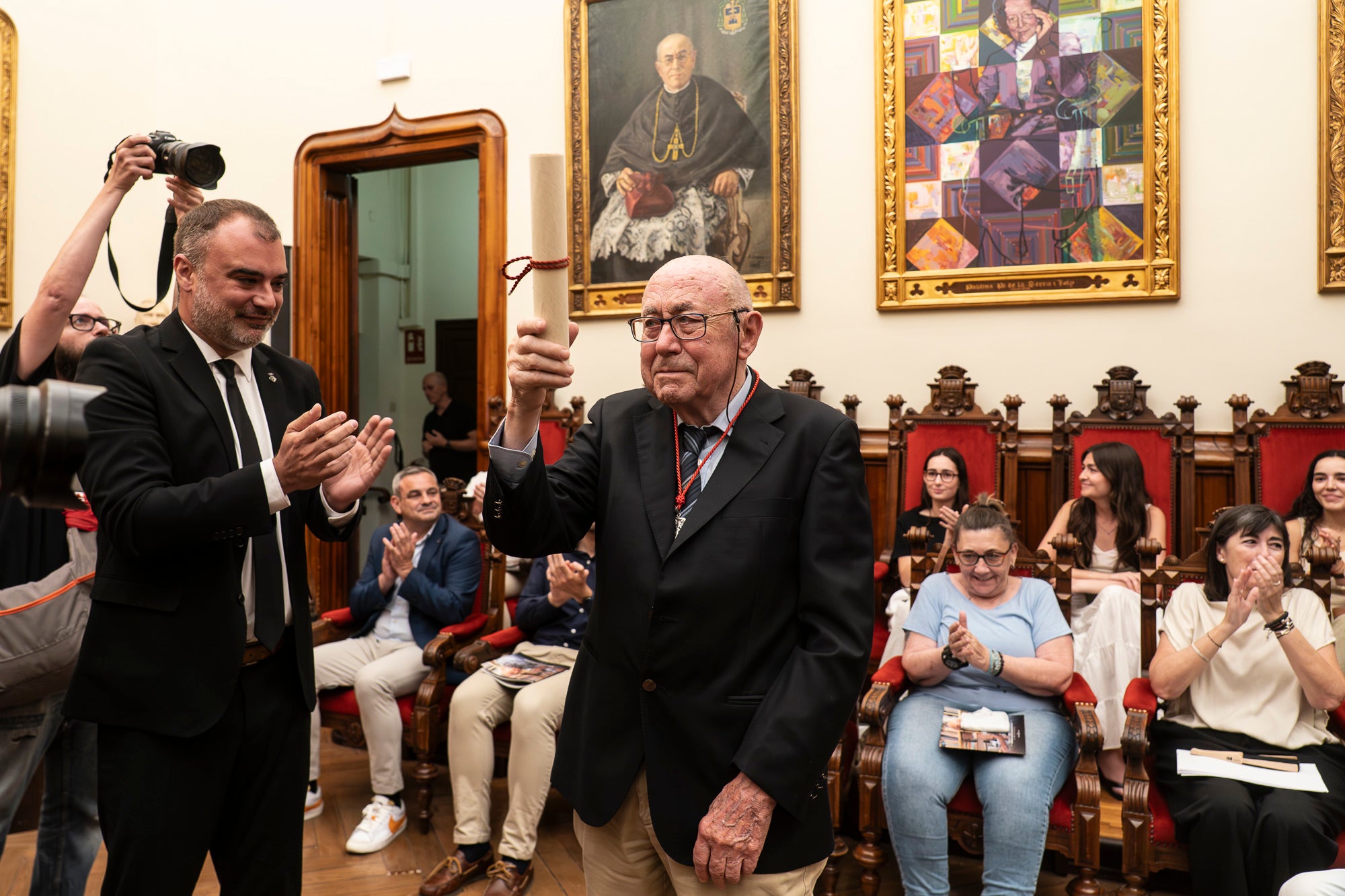 El Saló de Sessions de l'Ajuntament de Terrassa ha acollit aquest dimarts, dia 16 de juny, l’acte de lliurament de la Medalla d’Honor de la Ciutat a Rafel Comes i Ezequiel, en reconeixement de la seva destacada trajectòria en l’àmbit de la recerca històrica, la numismàtica, el col·leccionisme i la preservació de la memòria de la ciutat. L’historiador Josep Puy i Juanico ha estat l’encarregat de fer la glossa.