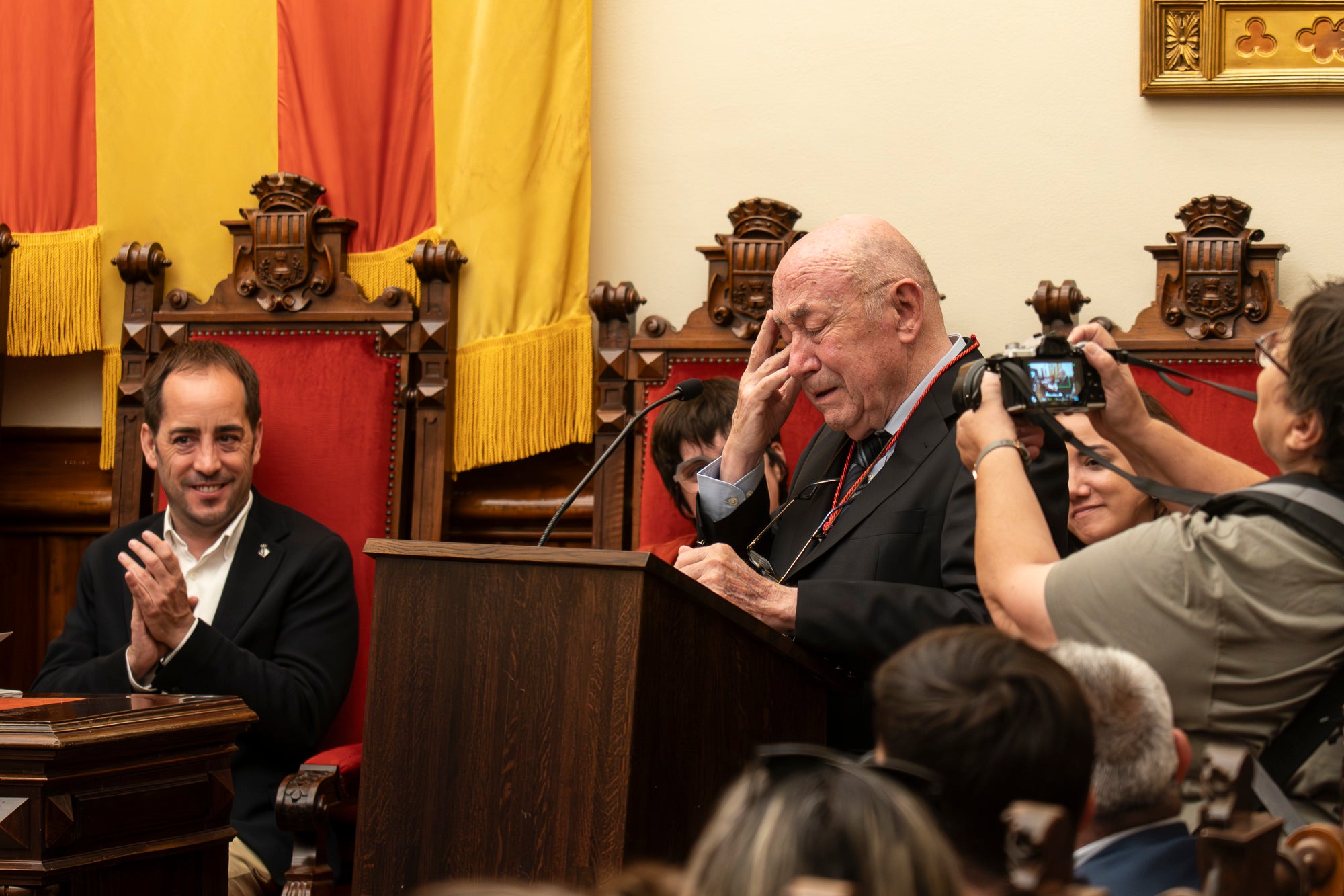 El Saló de Sessions de l'Ajuntament de Terrassa ha acollit aquest dimarts, dia 16 de juny, l’acte de lliurament de la Medalla d’Honor de la Ciutat a Rafel Comes i Ezequiel, en reconeixement de la seva destacada trajectòria en l’àmbit de la recerca històrica, la numismàtica, el col·leccionisme i la preservació de la memòria de la ciutat. L’historiador Josep Puy i Juanico ha estat l’encarregat de fer la glossa.