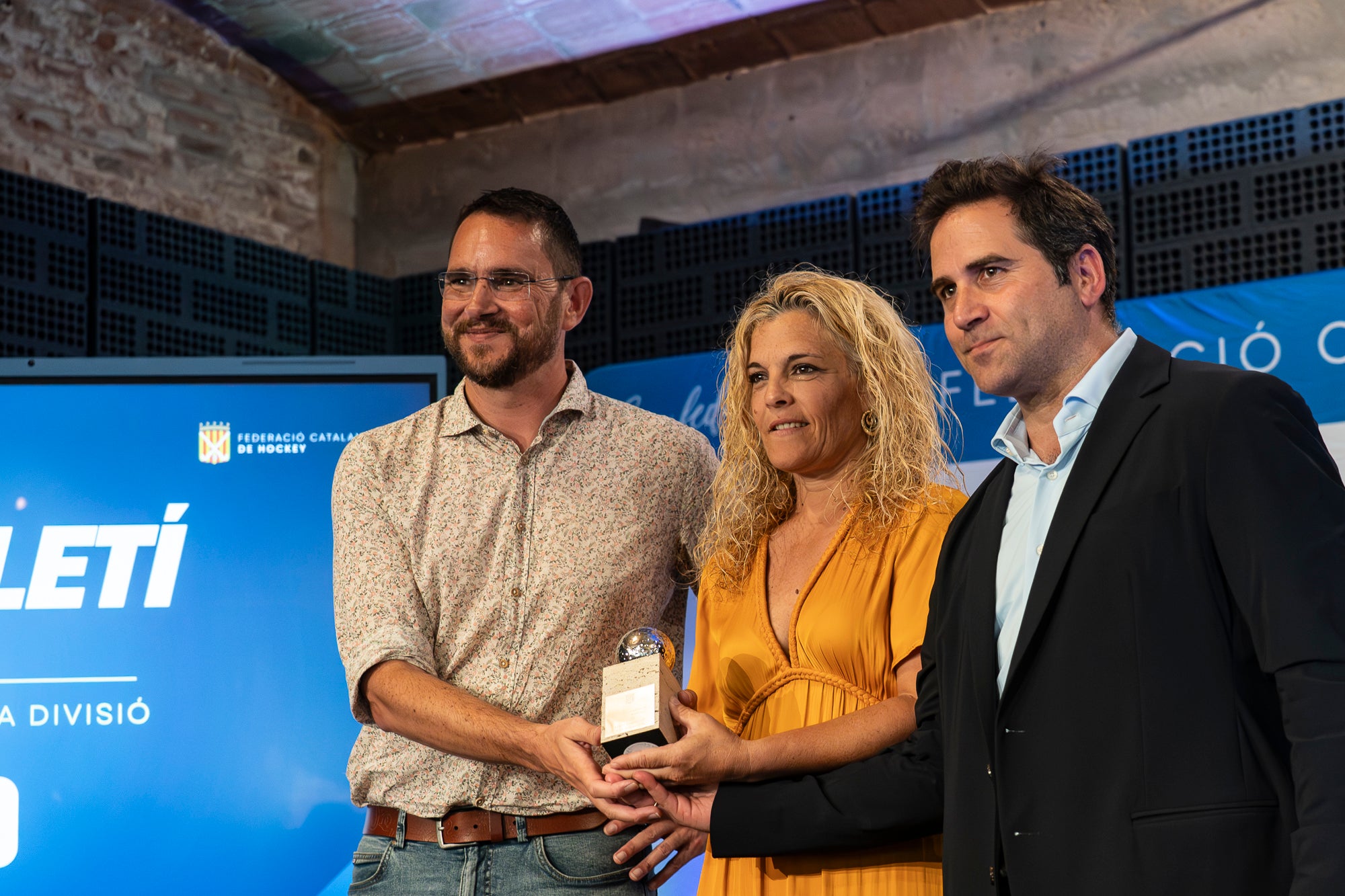 La 57 edició del Festival del Hockey Català ha celebrat aquest divendres al Vapor de Prodis de Terrassa la seva entrega dels premis anuals. I aquests han estat els principals guardonats: Júlia Strappato Garreta (millor jugadora de 1a Divisió Femení); Joan Lletí Fabregó (millor jugador de 1a Divisió Masculí); Anna Marquès Ayats (jugadora promesa); Jan Trujillo Amescua (jugador promesa); Marc Campabadal Monreal (millor esportista Lliga Hockey+); Shannon Lynn Lakusta (jugadora més veterana); Julio César Saavedra (jugador més veterà); Jordi Delás i Amat (Stick d'Or); Xavier Lleonart Blanco (Medalla d'Or al Mèrit Esportiu); Marta Cerdà Ciriols i Lídia Martí Garbayo (Medalla d'Honor); Jordi Bonastre Company per 100 partits internacionals i Xavier Gispert Amat per 100 partits internacionals (Medalla de Bronze al Mèrit Esportiu); Bernat Olivares Velasco (premi al millor company 'Quico Carné'); Jan Capellades Marcet (Trofeu Lluís Ysamat); Ot Corominas Ricart i Gaby Raimondi (millor àrbitre/a federat); Carlos Dolz Bautista (medalla al mèrit arbitral 'Josep Salvatella'); Miquel Romagosa Ruiz (Placa Especial FCH); Xavier Arnau Creus, Ramon Jufresa Lluch i Marta Prat Calmet (Sticks per la Història) | Mireia Comas