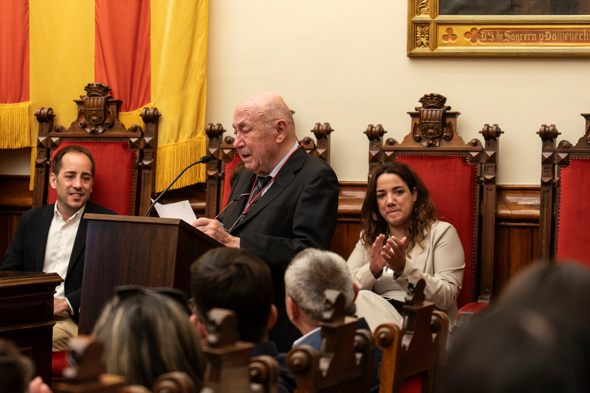 El Saló de Sessions de l'Ajuntament de Terrassa ha acollit aquest dimarts, dia 16 de juny, l’acte de lliurament de la Medalla d’Honor de la Ciutat a Rafel Comes i Ezequiel, en reconeixement de la seva destacada trajectòria en l’àmbit de la recerca històrica, la numismàtica, el col·leccionisme i la preservació de la memòria de la ciutat. L’historiador Josep Puy i Juanico ha estat l’encarregat de fer la glossa.