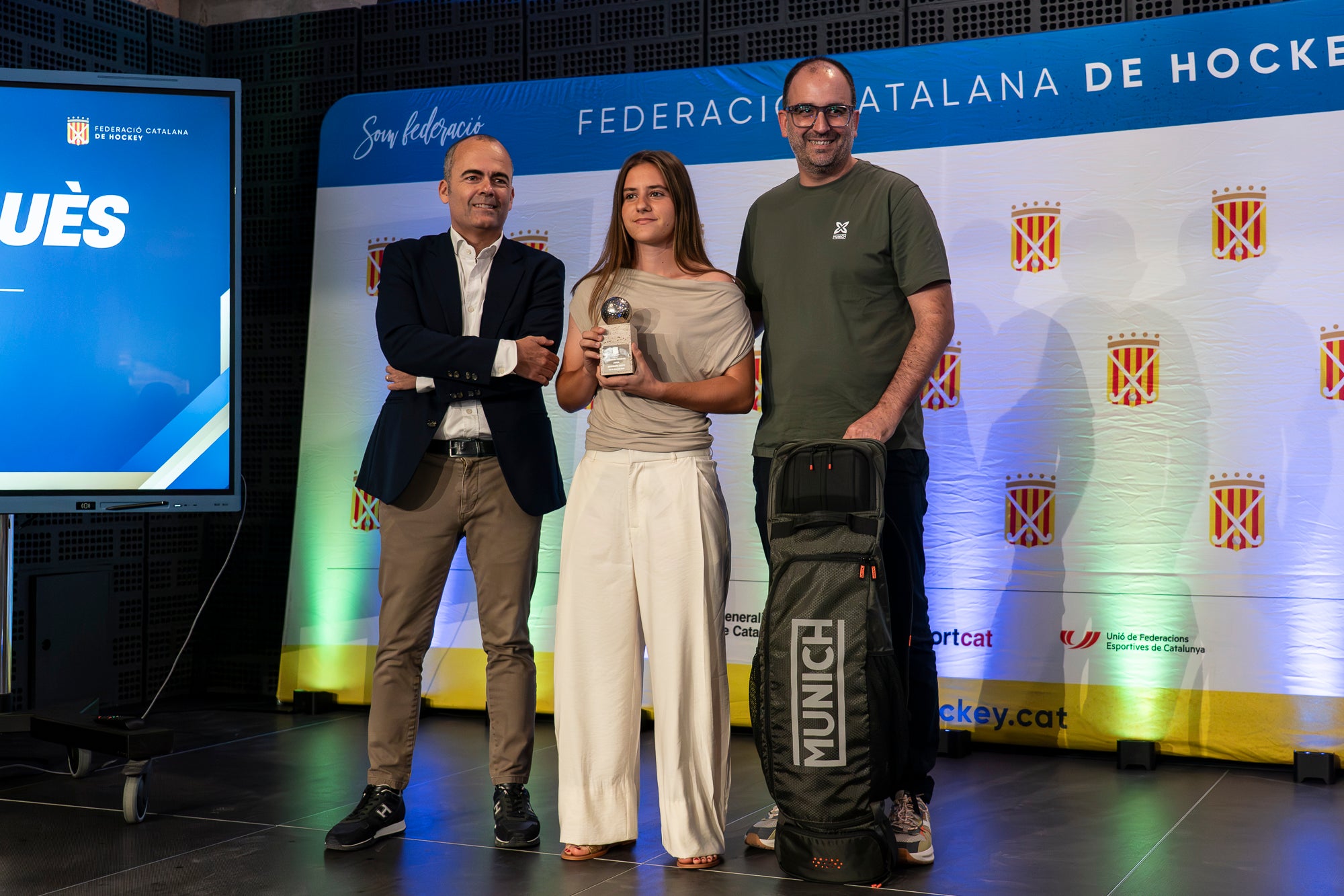 La 57 edició del Festival del Hockey Català ha celebrat aquest divendres al Vapor de Prodis de Terrassa la seva entrega dels premis anuals. I aquests han estat els principals guardonats: Júlia Strappato Garreta (millor jugadora de 1a Divisió Femení); Joan Lletí Fabregó (millor jugador de 1a Divisió Masculí); Anna Marquès Ayats (jugadora promesa); Jan Trujillo Amescua (jugador promesa); Marc Campabadal Monreal (millor esportista Lliga Hockey+); Shannon Lynn Lakusta (jugadora més veterana); Julio César Saavedra (jugador més veterà); Jordi Delás i Amat (Stick d'Or); Xavier Lleonart Blanco (Medalla d'Or al Mèrit Esportiu); Marta Cerdà Ciriols i Lídia Martí Garbayo (Medalla d'Honor); Jordi Bonastre Company per 100 partits internacionals i Xavier Gispert Amat per 100 partits internacionals (Medalla de Bronze al Mèrit Esportiu); Bernat Olivares Velasco (premi al millor company 'Quico Carné'); Jan Capellades Marcet (Trofeu Lluís Ysamat); Ot Corominas Ricart i Gaby Raimondi (millor àrbitre/a federat); Carlos Dolz Bautista (medalla al mèrit arbitral 'Josep Salvatella'); Miquel Romagosa Ruiz (Placa Especial FCH); Xavier Arnau Creus, Ramon Jufresa Lluch i Marta Prat Calmet (Sticks per la Història) | Mireia Comas