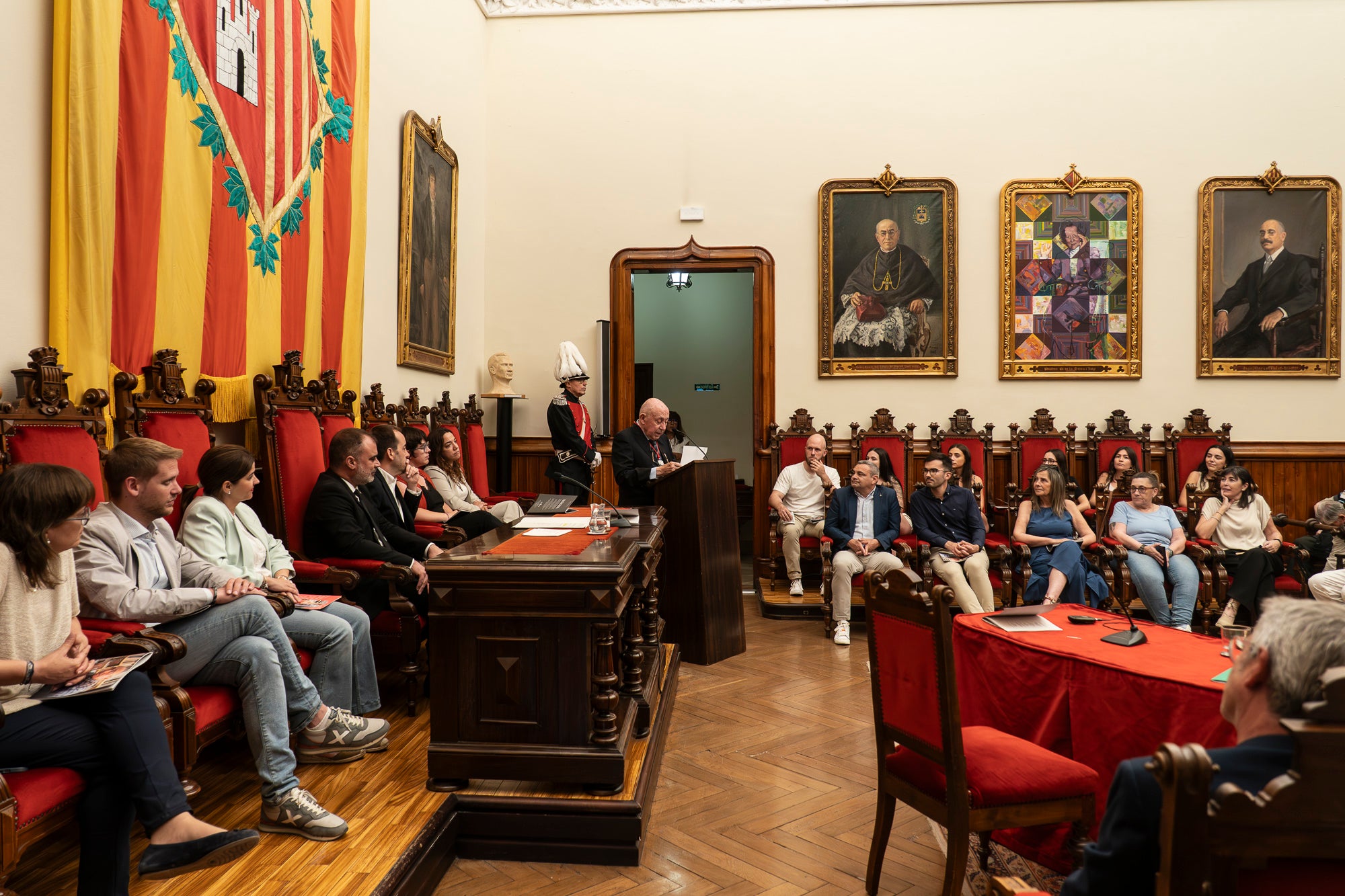 El Saló de Sessions de l'Ajuntament de Terrassa ha acollit aquest dimarts, dia 16 de juny, l’acte de lliurament de la Medalla d’Honor de la Ciutat a Rafel Comes i Ezequiel, en reconeixement de la seva destacada trajectòria en l’àmbit de la recerca històrica, la numismàtica, el col·leccionisme i la preservació de la memòria de la ciutat. L’historiador Josep Puy i Juanico ha estat l’encarregat de fer la glossa.