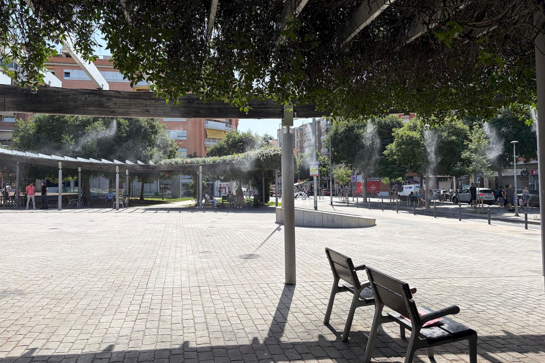 Nebulitzadors a la plaça Primer de Maig de Terrassa | Aj. Terrassa