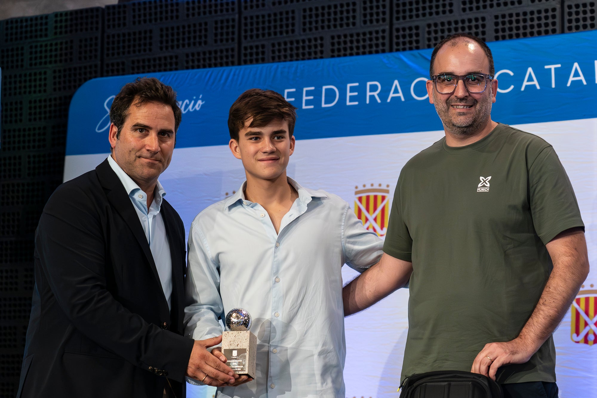La 57 edició del Festival del Hockey Català ha celebrat aquest divendres al Vapor de Prodis de Terrassa la seva entrega dels premis anuals. I aquests han estat els principals guardonats: Júlia Strappato Garreta (millor jugadora de 1a Divisió Femení); Joan Lletí Fabregó (millor jugador de 1a Divisió Masculí); Anna Marquès Ayats (jugadora promesa); Jan Trujillo Amescua (jugador promesa); Marc Campabadal Monreal (millor esportista Lliga Hockey+); Shannon Lynn Lakusta (jugadora més veterana); Julio César Saavedra (jugador més veterà); Jordi Delás i Amat (Stick d'Or); Xavier Lleonart Blanco (Medalla d'Or al Mèrit Esportiu); Marta Cerdà Ciriols i Lídia Martí Garbayo (Medalla d'Honor); Jordi Bonastre Company per 100 partits internacionals i Xavier Gispert Amat per 100 partits internacionals (Medalla de Bronze al Mèrit Esportiu); Bernat Olivares Velasco (premi al millor company 'Quico Carné'); Jan Capellades Marcet (Trofeu Lluís Ysamat); Ot Corominas Ricart i Gaby Raimondi (millor àrbitre/a federat); Carlos Dolz Bautista (medalla al mèrit arbitral 'Josep Salvatella'); Miquel Romagosa Ruiz (Placa Especial FCH); Xavier Arnau Creus, Ramon Jufresa Lluch i Marta Prat Calmet (Sticks per la Història) | Mireia Comas