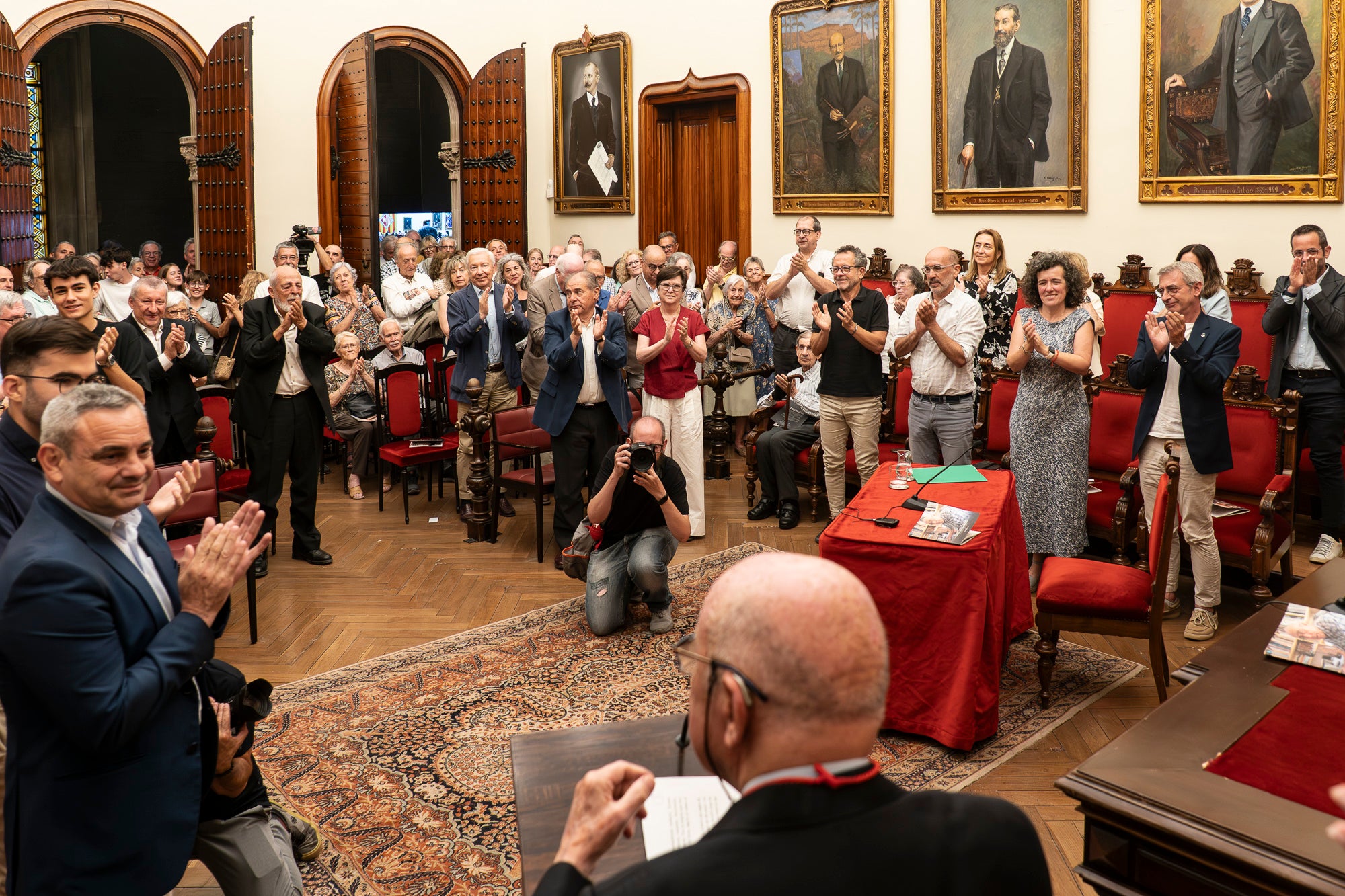 El Saló de Sessions de l'Ajuntament de Terrassa ha acollit aquest dimarts, dia 16 de juny, l’acte de lliurament de la Medalla d’Honor de la Ciutat a Rafel Comes i Ezequiel, en reconeixement de la seva destacada trajectòria en l’àmbit de la recerca històrica, la numismàtica, el col·leccionisme i la preservació de la memòria de la ciutat. L’historiador Josep Puy i Juanico ha estat l’encarregat de fer la glossa.