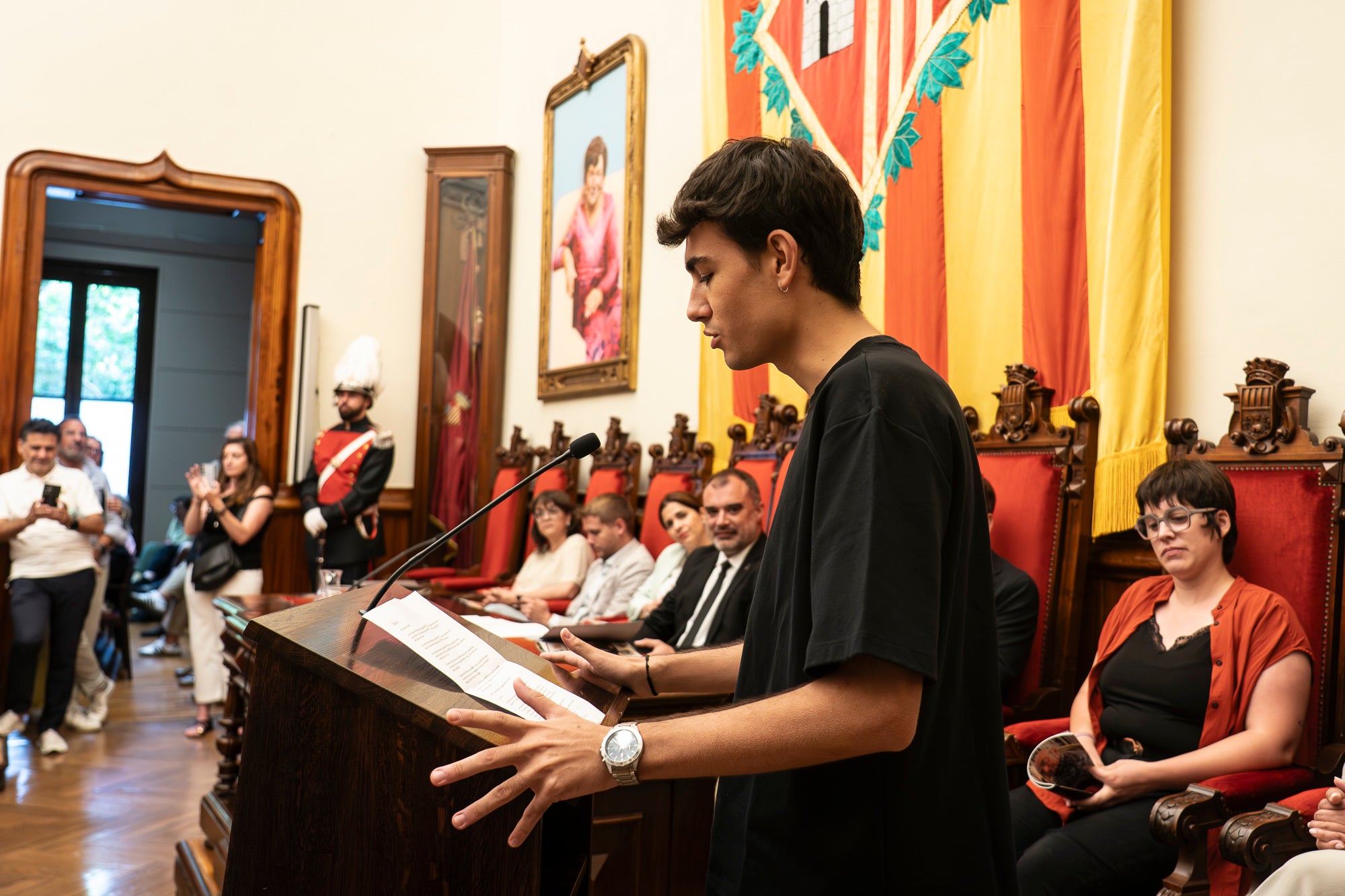 El Saló de Sessions de l'Ajuntament de Terrassa ha acollit aquest dimarts, dia 16 de juny, l’acte de lliurament de la Medalla d’Honor de la Ciutat a Rafel Comes i Ezequiel, en reconeixement de la seva destacada trajectòria en l’àmbit de la recerca històrica, la numismàtica, el col·leccionisme i la preservació de la memòria de la ciutat. L’historiador Josep Puy i Juanico ha estat l’encarregat de fer la glossa.