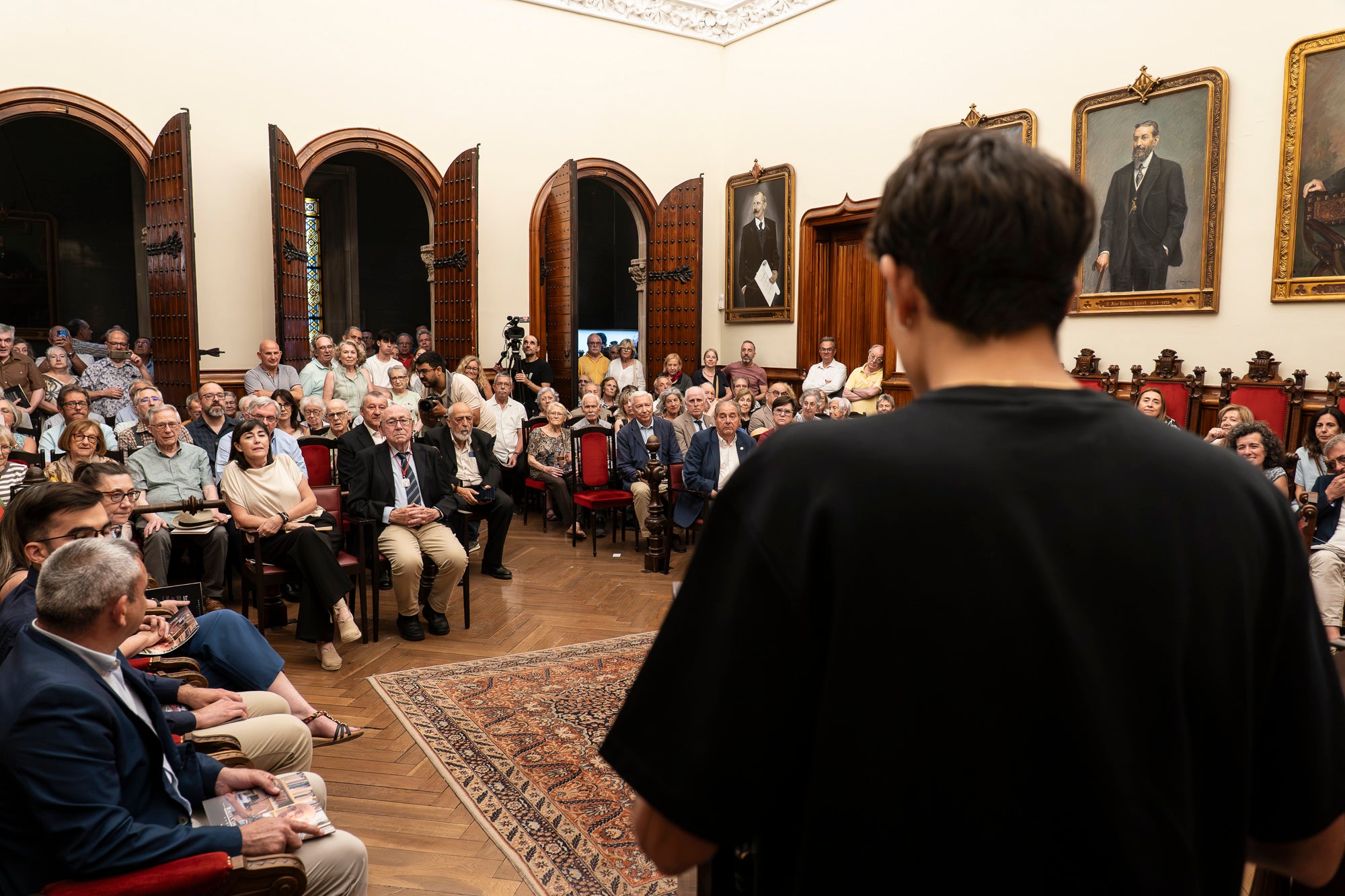 El Saló de Sessions de l'Ajuntament de Terrassa ha acollit aquest dimarts, dia 16 de juny, l’acte de lliurament de la Medalla d’Honor de la Ciutat a Rafel Comes i Ezequiel, en reconeixement de la seva destacada trajectòria en l’àmbit de la recerca històrica, la numismàtica, el col·leccionisme i la preservació de la memòria de la ciutat. L’historiador Josep Puy i Juanico ha estat l’encarregat de fer la glossa.