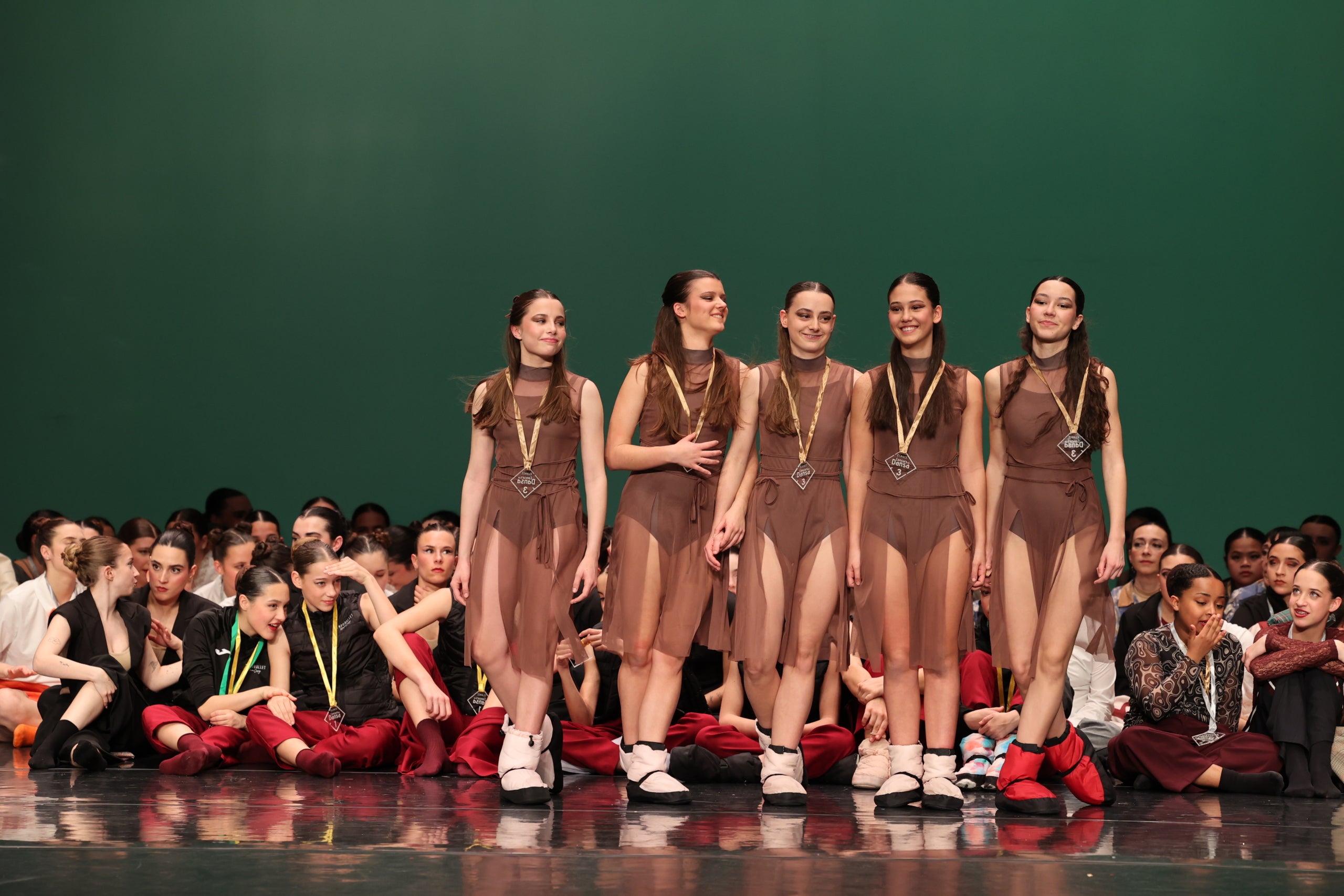  Aquest passat cap de setmana, dies 5 i 6 de juny, Ars Estudi de Dansa de Terrassa va assistir a l’última competició de la temporada. L'entitat terrassenca va aconseguir fins a quatre podis, així com el passi a la gran final nacional amb totes les coreografies. I, a més, Ars Estudi també podrà ser al festival internacional de dansa de Brasil gràcies a una beca aconseguida. En aquesta darrera competició, primera posició per a les coreografies de Zero to Hero, Rhythm of the Night i You Broke me First, mentre que Home es va endur el tercer premi.