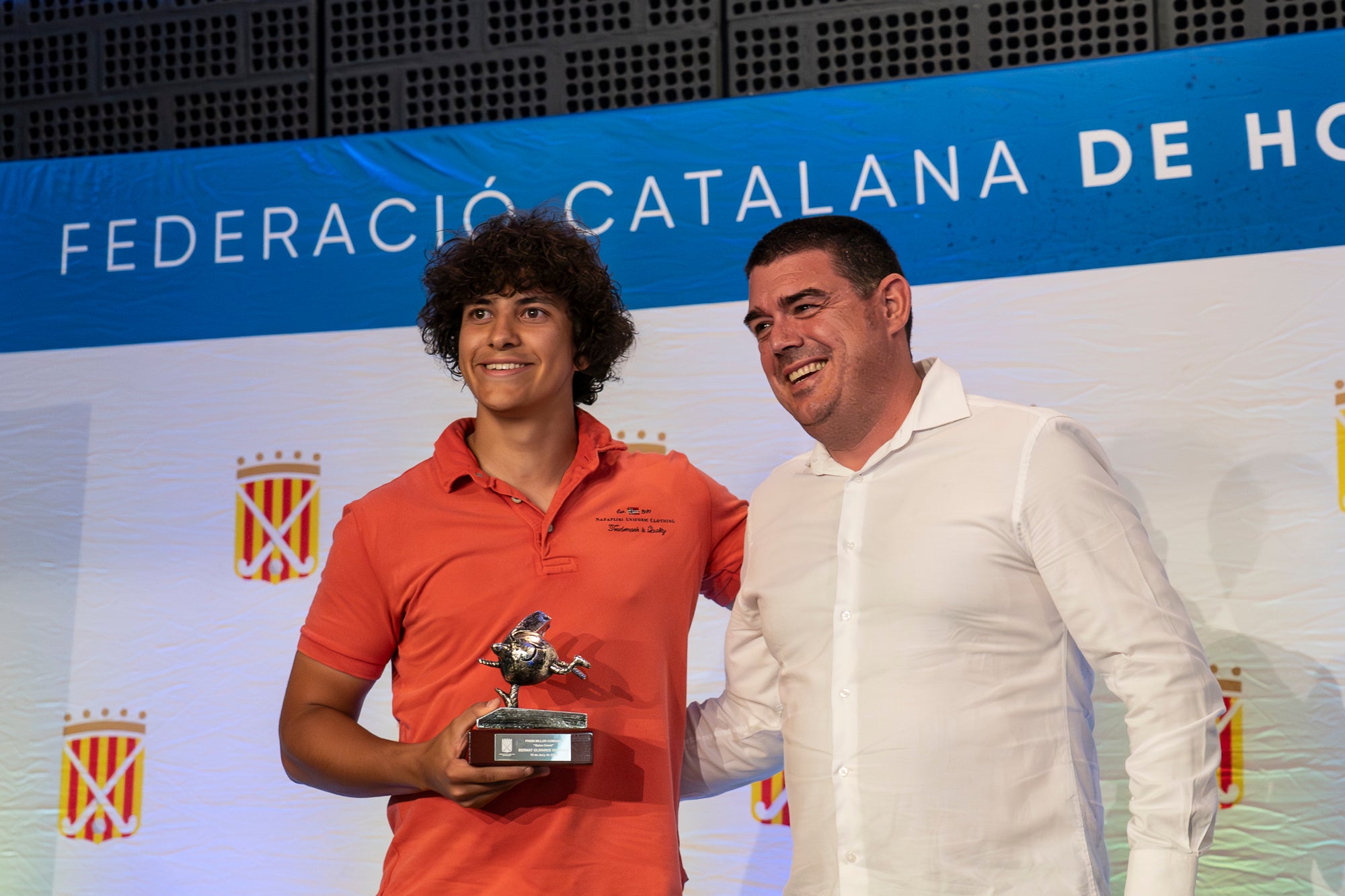 La 57 edició del Festival del Hockey Català ha celebrat aquest divendres al Vapor de Prodis de Terrassa la seva entrega dels premis anuals. I aquests han estat els principals guardonats: Júlia Strappato Garreta (millor jugadora de 1a Divisió Femení); Joan Lletí Fabregó (millor jugador de 1a Divisió Masculí); Anna Marquès Ayats (jugadora promesa); Jan Trujillo Amescua (jugador promesa); Marc Campabadal Monreal (millor esportista Lliga Hockey+); Shannon Lynn Lakusta (jugadora més veterana); Julio César Saavedra (jugador més veterà); Jordi Delás i Amat (Stick d'Or); Xavier Lleonart Blanco (Medalla d'Or al Mèrit Esportiu); Marta Cerdà Ciriols i Lídia Martí Garbayo (Medalla d'Honor); Jordi Bonastre Company per 100 partits internacionals i Xavier Gispert Amat per 100 partits internacionals (Medalla de Bronze al Mèrit Esportiu); Bernat Olivares Velasco (premi al millor company 'Quico Carné'); Jan Capellades Marcet (Trofeu Lluís Ysamat); Ot Corominas Ricart i Gaby Raimondi (millor àrbitre/a federat); Carlos Dolz Bautista (medalla al mèrit arbitral 'Josep Salvatella'); Miquel Romagosa Ruiz (Placa Especial FCH); Xavier Arnau Creus, Ramon Jufresa Lluch i Marta Prat Calmet (Sticks per la Història) | Mireia Comas