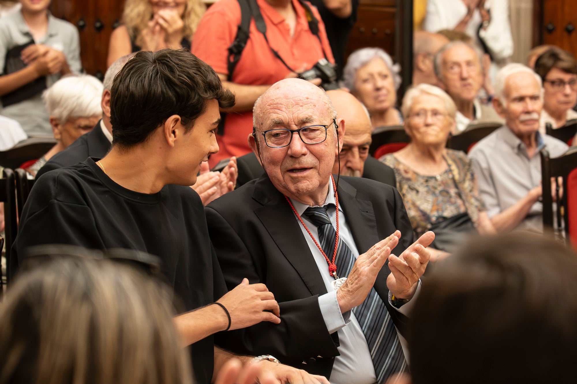 El Saló de Sessions de l'Ajuntament de Terrassa ha acollit aquest dimarts, dia 16 de juny, l’acte de lliurament de la Medalla d’Honor de la Ciutat a Rafel Comes i Ezequiel, en reconeixement de la seva destacada trajectòria en l’àmbit de la recerca històrica, la numismàtica, el col·leccionisme i la preservació de la memòria de la ciutat. L’historiador Josep Puy i Juanico ha estat l’encarregat de fer la glossa.