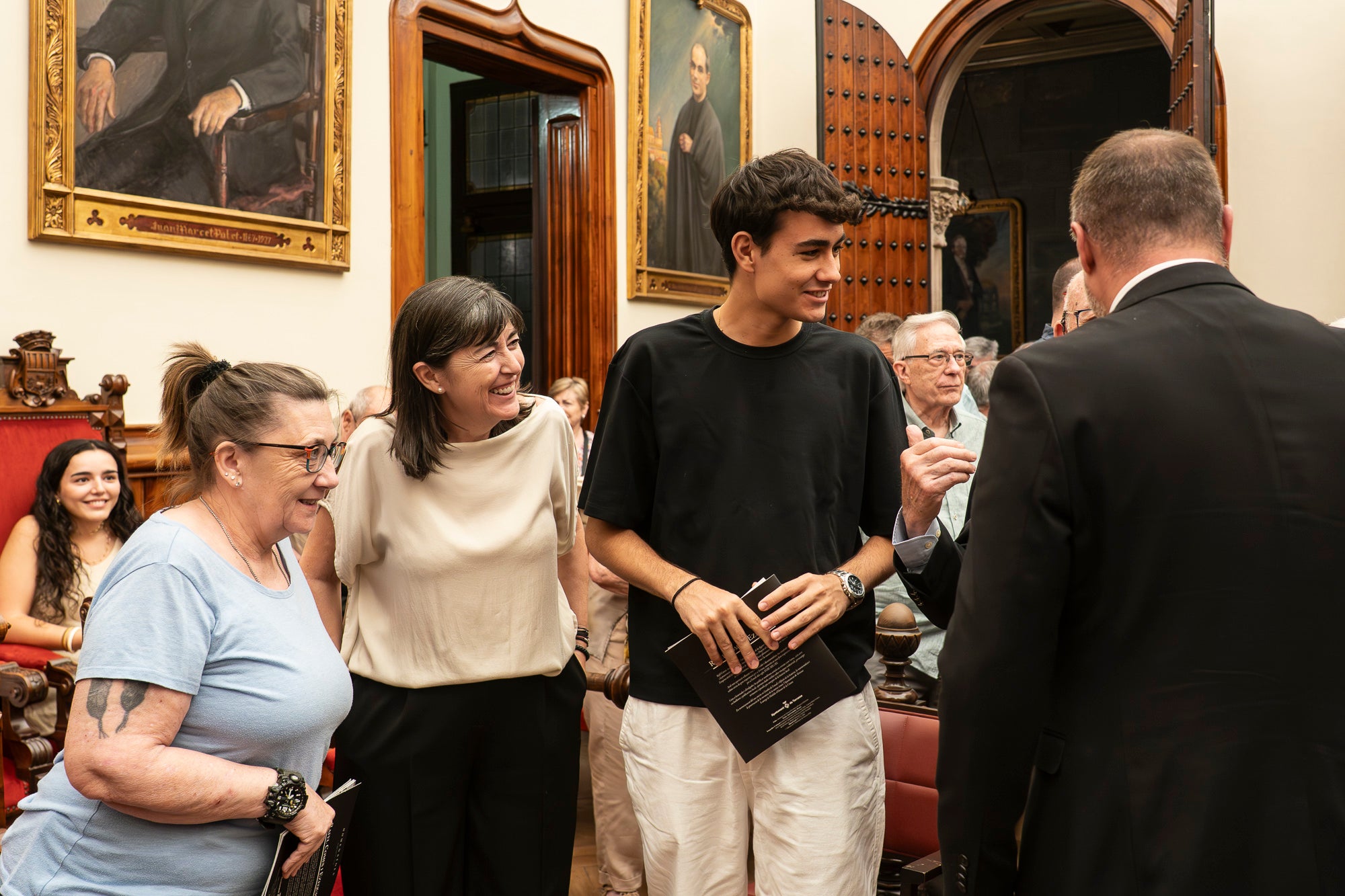 El Saló de Sessions de l'Ajuntament de Terrassa ha acollit aquest dimarts, dia 16 de juny, l’acte de lliurament de la Medalla d’Honor de la Ciutat a Rafel Comes i Ezequiel, en reconeixement de la seva destacada trajectòria en l’àmbit de la recerca històrica, la numismàtica, el col·leccionisme i la preservació de la memòria de la ciutat. L’historiador Josep Puy i Juanico ha estat l’encarregat de fer la glossa.
