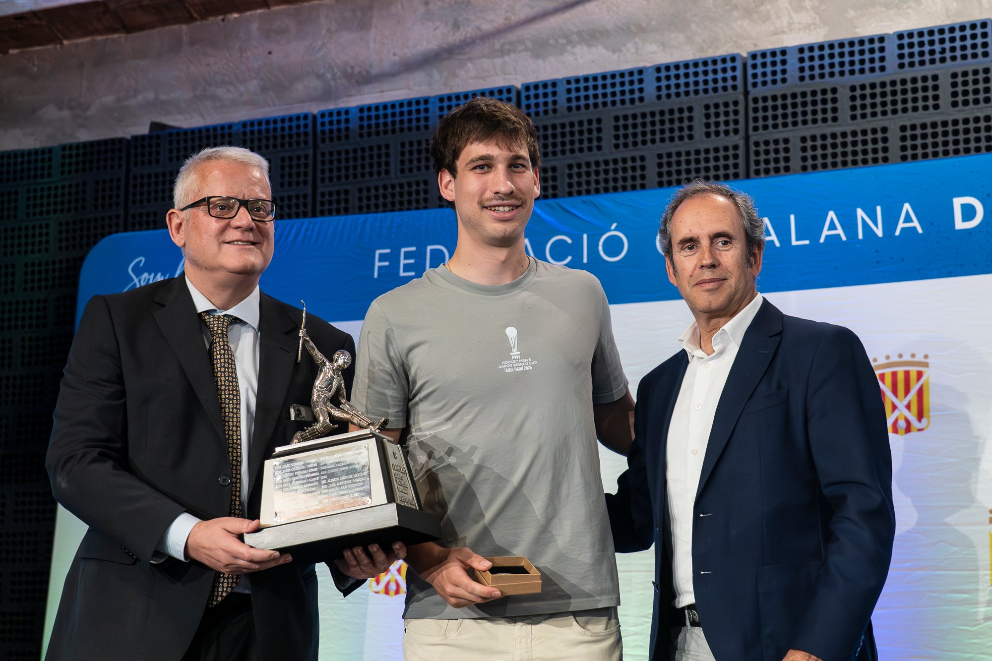 La 57 edició del Festival del Hockey Català ha celebrat aquest divendres al Vapor de Prodis de Terrassa la seva entrega dels premis anuals. I aquests han estat els principals guardonats: Júlia Strappato Garreta (millor jugadora de 1a Divisió Femení); Joan Lletí Fabregó (millor jugador de 1a Divisió Masculí); Anna Marquès Ayats (jugadora promesa); Jan Trujillo Amescua (jugador promesa); Marc Campabadal Monreal (millor esportista Lliga Hockey+); Shannon Lynn Lakusta (jugadora més veterana); Julio César Saavedra (jugador més veterà); Jordi Delás i Amat (Stick d'Or); Xavier Lleonart Blanco (Medalla d'Or al Mèrit Esportiu); Marta Cerdà Ciriols i Lídia Martí Garbayo (Medalla d'Honor); Jordi Bonastre Company per 100 partits internacionals i Xavier Gispert Amat per 100 partits internacionals (Medalla de Bronze al Mèrit Esportiu); Bernat Olivares Velasco (premi al millor company 'Quico Carné'); Jan Capellades Marcet (Trofeu Lluís Ysamat); Ot Corominas Ricart i Gaby Raimondi (millor àrbitre/a federat); Carlos Dolz Bautista (medalla al mèrit arbitral 'Josep Salvatella'); Miquel Romagosa Ruiz (Placa Especial FCH); Xavier Arnau Creus, Ramon Jufresa Lluch i Marta Prat Calmet (Sticks per la Història) | Mireia Comas