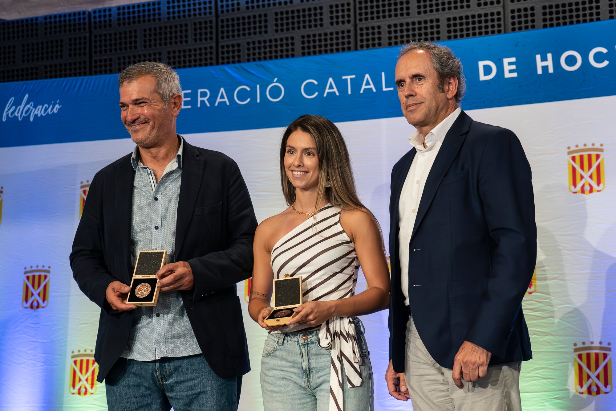 La 57 edició del Festival del Hockey Català ha celebrat aquest divendres al Vapor de Prodis de Terrassa la seva entrega dels premis anuals. I aquests han estat els principals guardonats: Júlia Strappato Garreta (millor jugadora de 1a Divisió Femení); Joan Lletí Fabregó (millor jugador de 1a Divisió Masculí); Anna Marquès Ayats (jugadora promesa); Jan Trujillo Amescua (jugador promesa); Marc Campabadal Monreal (millor esportista Lliga Hockey+); Shannon Lynn Lakusta (jugadora més veterana); Julio César Saavedra (jugador més veterà); Jordi Delás i Amat (Stick d'Or); Xavier Lleonart Blanco (Medalla d'Or al Mèrit Esportiu); Marta Cerdà Ciriols i Lídia Martí Garbayo (Medalla d'Honor); Jordi Bonastre Company per 100 partits internacionals i Xavier Gispert Amat per 100 partits internacionals (Medalla de Bronze al Mèrit Esportiu); Bernat Olivares Velasco (premi al millor company 'Quico Carné'); Jan Capellades Marcet (Trofeu Lluís Ysamat); Ot Corominas Ricart i Gaby Raimondi (millor àrbitre/a federat); Carlos Dolz Bautista (medalla al mèrit arbitral 'Josep Salvatella'); Miquel Romagosa Ruiz (Placa Especial FCH); Xavier Arnau Creus, Ramon Jufresa Lluch i Marta Prat Calmet (Sticks per la Història) | Mireia Comas