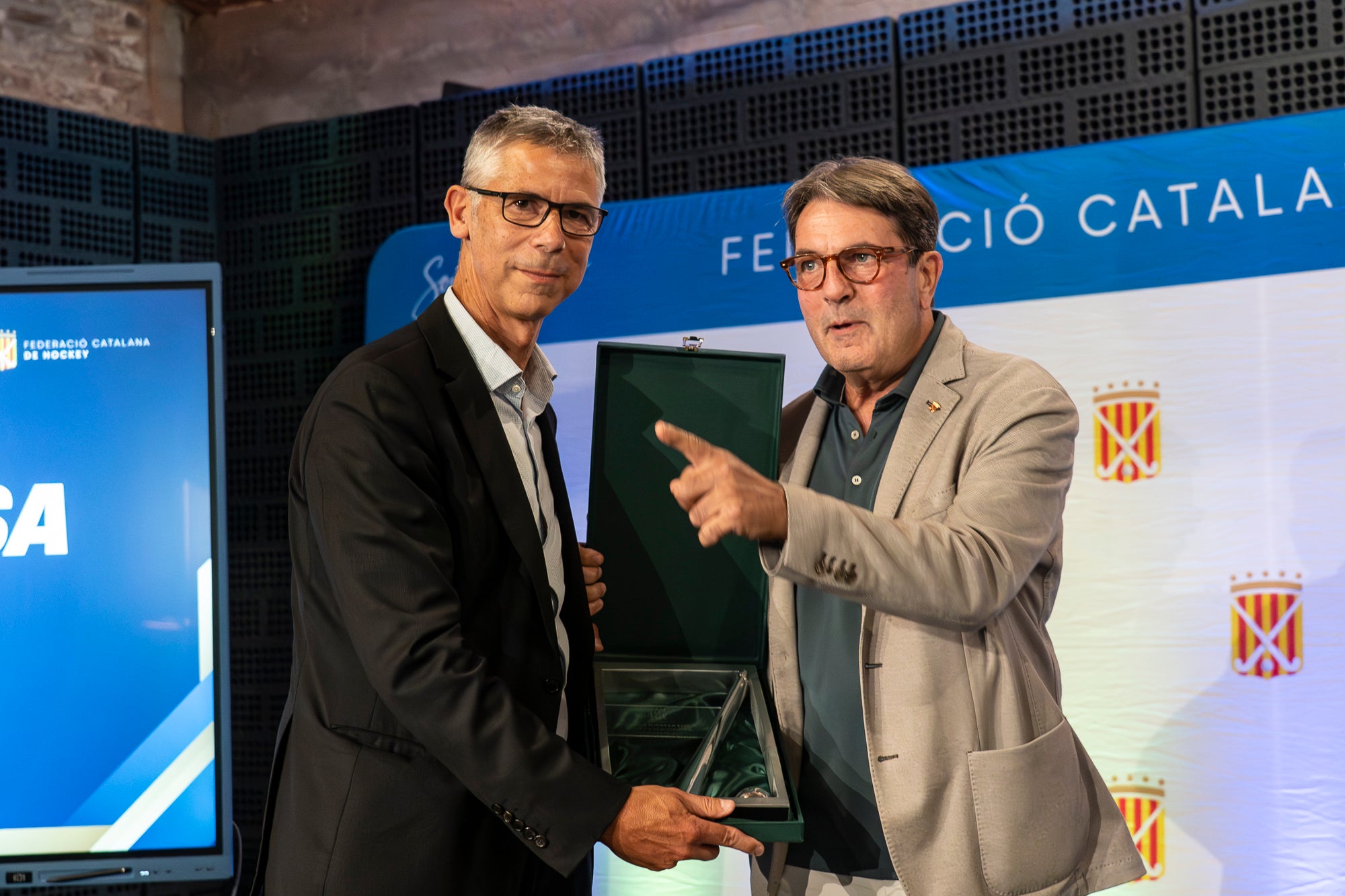 La 57 edició del Festival del Hockey Català ha celebrat aquest divendres al Vapor de Prodis de Terrassa la seva entrega dels premis anuals. I aquests han estat els principals guardonats: Júlia Strappato Garreta (millor jugadora de 1a Divisió Femení); Joan Lletí Fabregó (millor jugador de 1a Divisió Masculí); Anna Marquès Ayats (jugadora promesa); Jan Trujillo Amescua (jugador promesa); Marc Campabadal Monreal (millor esportista Lliga Hockey+); Shannon Lynn Lakusta (jugadora més veterana); Julio César Saavedra (jugador més veterà); Jordi Delás i Amat (Stick d'Or); Xavier Lleonart Blanco (Medalla d'Or al Mèrit Esportiu); Marta Cerdà Ciriols i Lídia Martí Garbayo (Medalla d'Honor); Jordi Bonastre Company per 100 partits internacionals i Xavier Gispert Amat per 100 partits internacionals (Medalla de Bronze al Mèrit Esportiu); Bernat Olivares Velasco (premi al millor company 'Quico Carné'); Jan Capellades Marcet (Trofeu Lluís Ysamat); Ot Corominas Ricart i Gaby Raimondi (millor àrbitre/a federat); Carlos Dolz Bautista (medalla al mèrit arbitral 'Josep Salvatella'); Miquel Romagosa Ruiz (Placa Especial FCH); Xavier Arnau Creus, Ramon Jufresa Lluch i Marta Prat Calmet (Sticks per la Història) | Mireia Comas