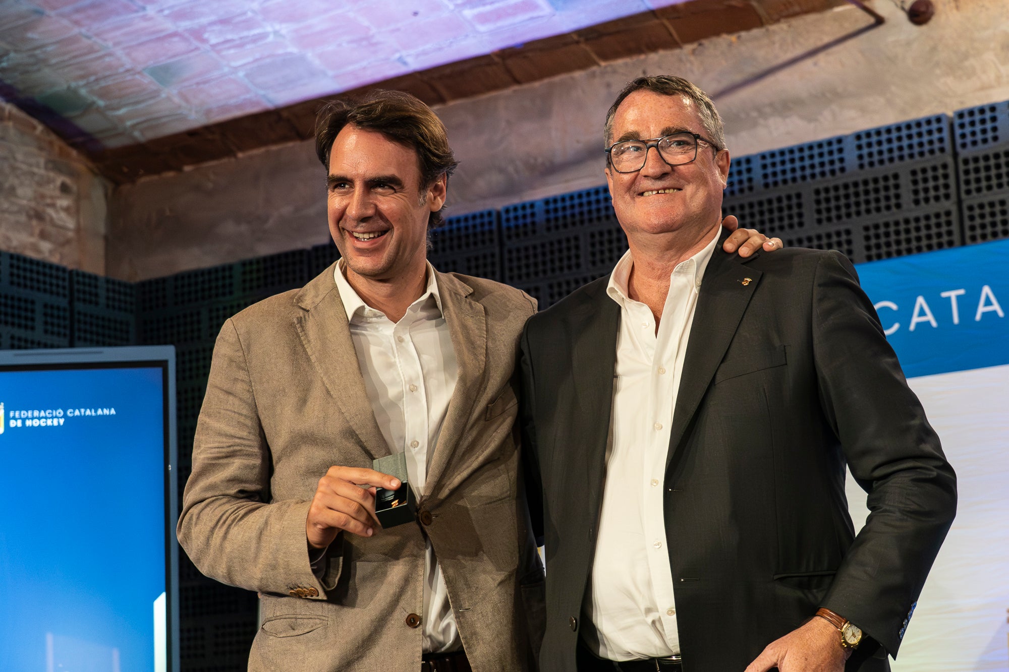La 57 edició del Festival del Hockey Català ha celebrat aquest divendres al Vapor de Prodis de Terrassa la seva entrega dels premis anuals. I aquests han estat els principals guardonats: Júlia Strappato Garreta (millor jugadora de 1a Divisió Femení); Joan Lletí Fabregó (millor jugador de 1a Divisió Masculí); Anna Marquès Ayats (jugadora promesa); Jan Trujillo Amescua (jugador promesa); Marc Campabadal Monreal (millor esportista Lliga Hockey+); Shannon Lynn Lakusta (jugadora més veterana); Julio César Saavedra (jugador més veterà); Jordi Delás i Amat (Stick d'Or); Xavier Lleonart Blanco (Medalla d'Or al Mèrit Esportiu); Marta Cerdà Ciriols i Lídia Martí Garbayo (Medalla d'Honor); Jordi Bonastre Company per 100 partits internacionals i Xavier Gispert Amat per 100 partits internacionals (Medalla de Bronze al Mèrit Esportiu); Bernat Olivares Velasco (premi al millor company 'Quico Carné'); Jan Capellades Marcet (Trofeu Lluís Ysamat); Ot Corominas Ricart i Gaby Raimondi (millor àrbitre/a federat); Carlos Dolz Bautista (medalla al mèrit arbitral 'Josep Salvatella'); Miquel Romagosa Ruiz (Placa Especial FCH); Xavier Arnau Creus, Ramon Jufresa Lluch i Marta Prat Calmet (Sticks per la Història) | Mireia Comas