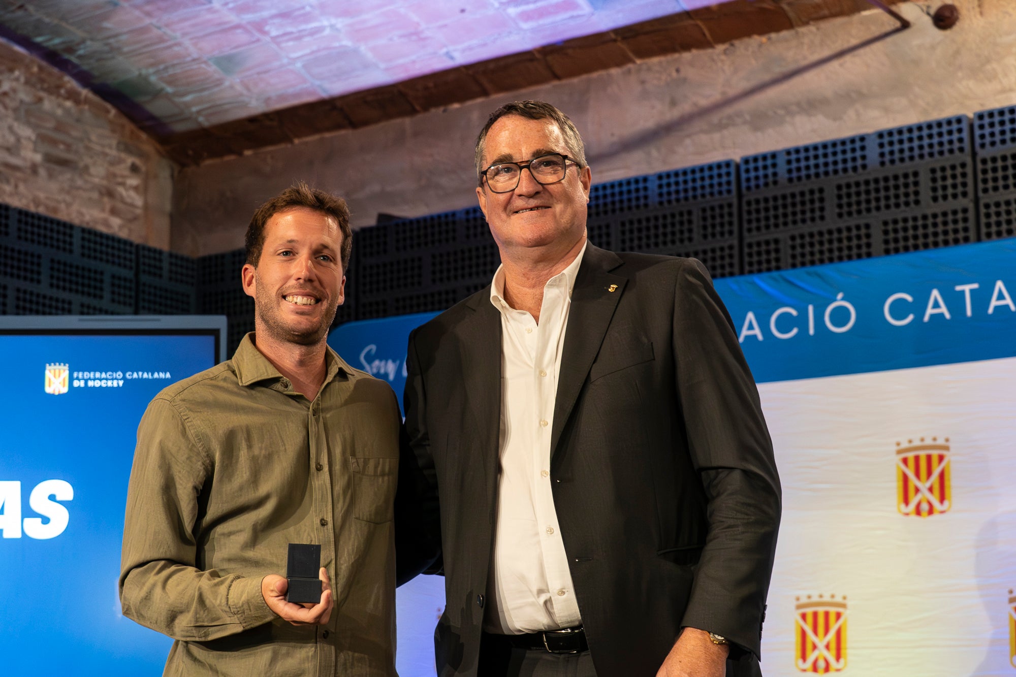 La 57 edició del Festival del Hockey Català ha celebrat aquest divendres al Vapor de Prodis de Terrassa la seva entrega dels premis anuals. I aquests han estat els principals guardonats: Júlia Strappato Garreta (millor jugadora de 1a Divisió Femení); Joan Lletí Fabregó (millor jugador de 1a Divisió Masculí); Anna Marquès Ayats (jugadora promesa); Jan Trujillo Amescua (jugador promesa); Marc Campabadal Monreal (millor esportista Lliga Hockey+); Shannon Lynn Lakusta (jugadora més veterana); Julio César Saavedra (jugador més veterà); Jordi Delás i Amat (Stick d'Or); Xavier Lleonart Blanco (Medalla d'Or al Mèrit Esportiu); Marta Cerdà Ciriols i Lídia Martí Garbayo (Medalla d'Honor); Jordi Bonastre Company per 100 partits internacionals i Xavier Gispert Amat per 100 partits internacionals (Medalla de Bronze al Mèrit Esportiu); Bernat Olivares Velasco (premi al millor company 'Quico Carné'); Jan Capellades Marcet (Trofeu Lluís Ysamat); Ot Corominas Ricart i Gaby Raimondi (millor àrbitre/a federat); Carlos Dolz Bautista (medalla al mèrit arbitral 'Josep Salvatella'); Miquel Romagosa Ruiz (Placa Especial FCH); Xavier Arnau Creus, Ramon Jufresa Lluch i Marta Prat Calmet (Sticks per la Història) | Mireia Comas