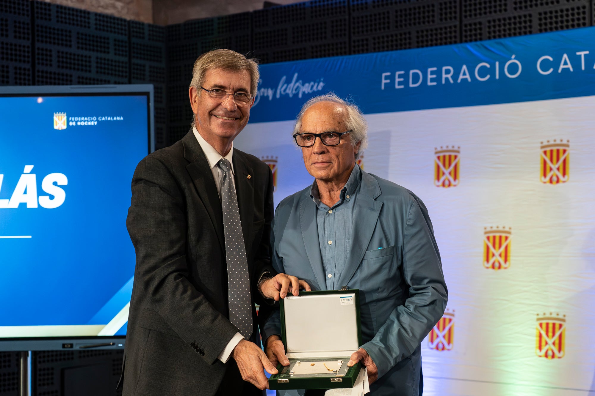 La 57 edició del Festival del Hockey Català ha celebrat aquest divendres al Vapor de Prodis de Terrassa la seva entrega dels premis anuals. I aquests han estat els principals guardonats: Júlia Strappato Garreta (millor jugadora de 1a Divisió Femení); Joan Lletí Fabregó (millor jugador de 1a Divisió Masculí); Anna Marquès Ayats (jugadora promesa); Jan Trujillo Amescua (jugador promesa); Marc Campabadal Monreal (millor esportista Lliga Hockey+); Shannon Lynn Lakusta (jugadora més veterana); Julio César Saavedra (jugador més veterà); Jordi Delás i Amat (Stick d'Or); Xavier Lleonart Blanco (Medalla d'Or al Mèrit Esportiu); Marta Cerdà Ciriols i Lídia Martí Garbayo (Medalla d'Honor); Jordi Bonastre Company per 100 partits internacionals i Xavier Gispert Amat per 100 partits internacionals (Medalla de Bronze al Mèrit Esportiu); Bernat Olivares Velasco (premi al millor company 'Quico Carné'); Jan Capellades Marcet (Trofeu Lluís Ysamat); Ot Corominas Ricart i Gaby Raimondi (millor àrbitre/a federat); Carlos Dolz Bautista (medalla al mèrit arbitral 'Josep Salvatella'); Miquel Romagosa Ruiz (Placa Especial FCH); Xavier Arnau Creus, Ramon Jufresa Lluch i Marta Prat Calmet (Sticks per la Història) | Mireia Comas