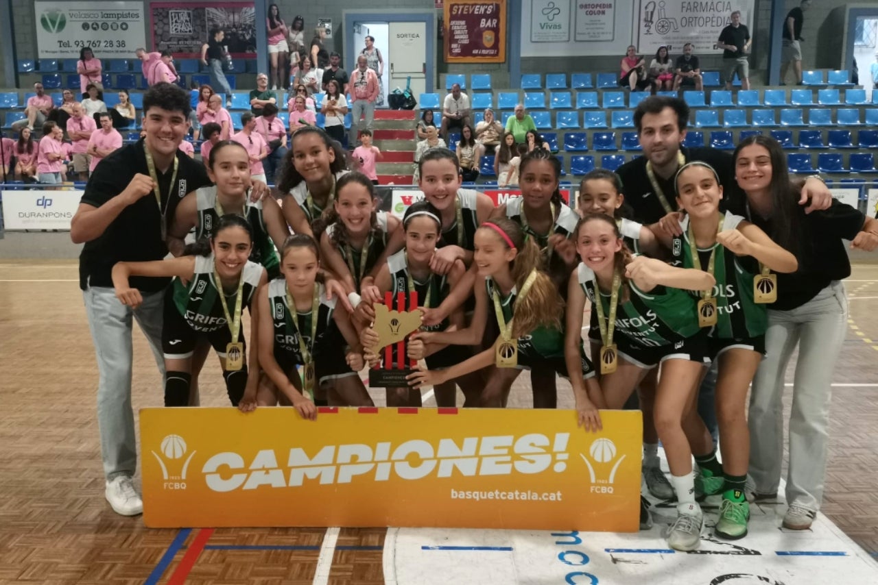 Emma Martínez amb l'equip mini femení del Joventut de Badalona, campiones | FCBQ