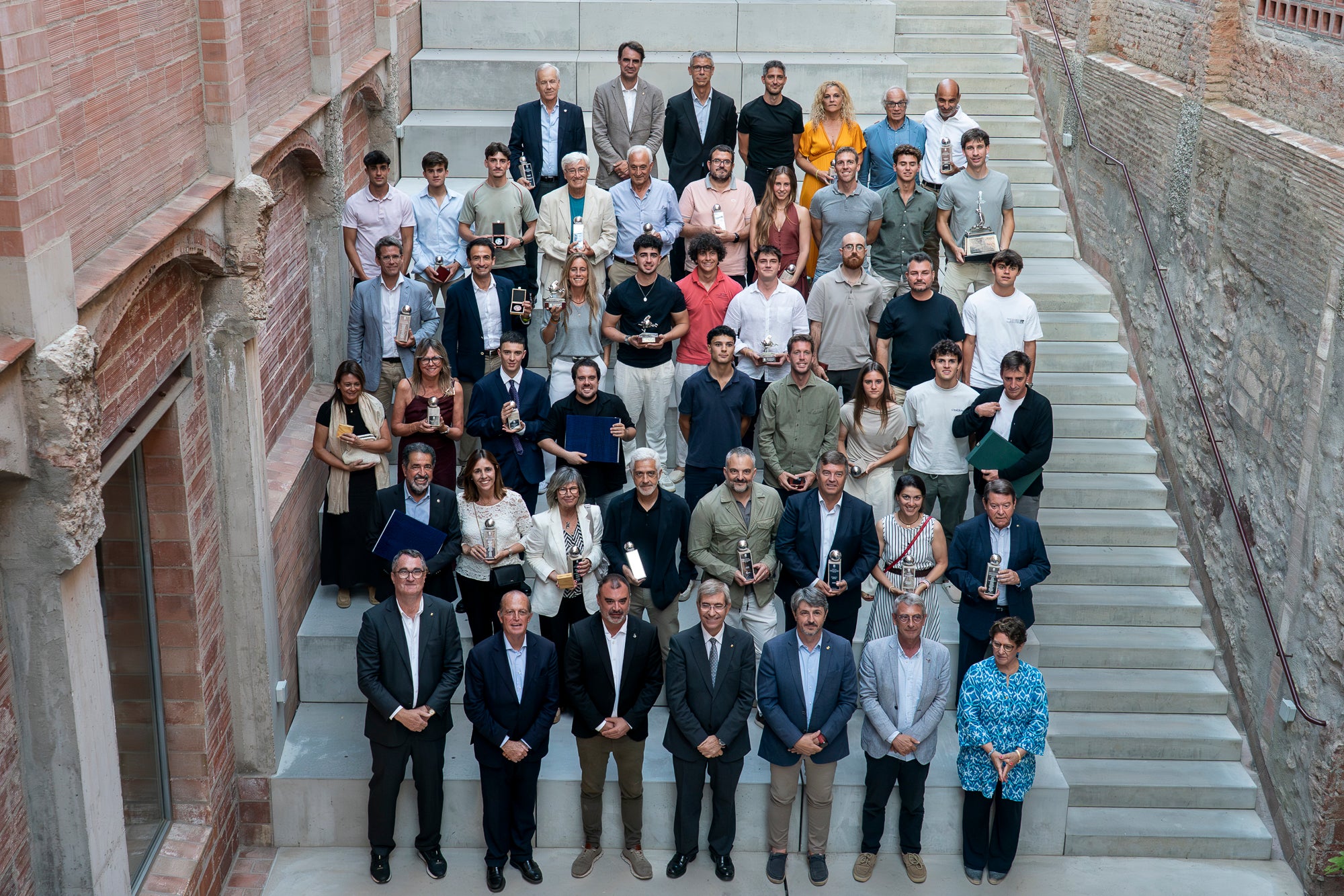 La 57 edició del Festival del Hockey Català ha celebrat aquest divendres al Vapor de Prodis de Terrassa la seva entrega dels premis anuals. I aquests han estat els principals guardonats: Júlia Strappato Garreta (millor jugadora de 1a Divisió Femení); Joan Lletí Fabregó (millor jugador de 1a Divisió Masculí); Anna Marquès Ayats (jugadora promesa); Jan Trujillo Amescua (jugador promesa); Marc Campabadal Monreal (millor esportista Lliga Hockey+); Shannon Lynn Lakusta (jugadora més veterana); Julio César Saavedra (jugador més veterà); Jordi Delás i Amat (Stick d'Or); Xavier Lleonart Blanco (Medalla d'Or al Mèrit Esportiu); Marta Cerdà Ciriols i Lídia Martí Garbayo (Medalla d'Honor); Jordi Bonastre Company per 100 partits internacionals i Xavier Gispert Amat per 100 partits internacionals (Medalla de Bronze al Mèrit Esportiu); Bernat Olivares Velasco (premi al millor company 'Quico Carné'); Jan Capellades Marcet (Trofeu Lluís Ysamat); Ot Corominas Ricart i Gaby Raimondi (millor àrbitre/a federat); Carlos Dolz Bautista (medalla al mèrit arbitral 'Josep Salvatella'); Miquel Romagosa Ruiz (Placa Especial FCH); Xavier Arnau Creus, Ramon Jufresa Lluch i Marta Prat Calmet (Sticks per la Història) | Mireia Comas