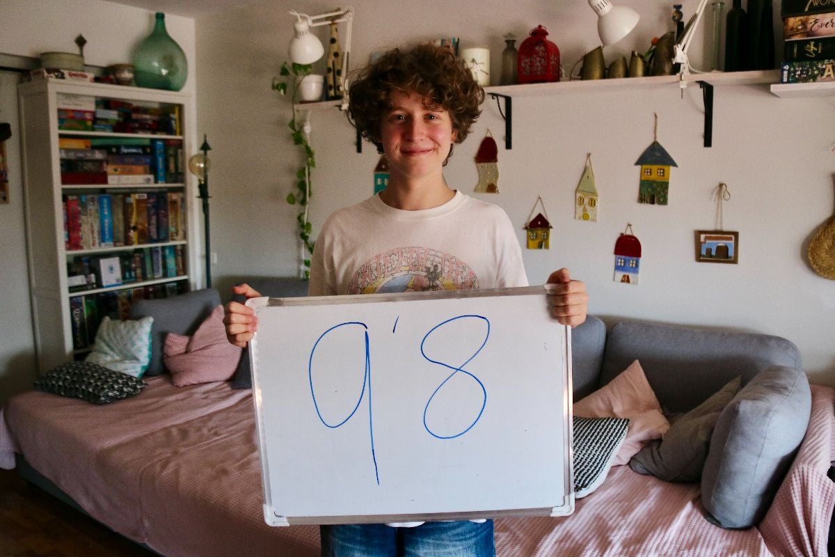 Tomàs Torralbo al menjador de casa seva amb la nota obtinguda | ACN