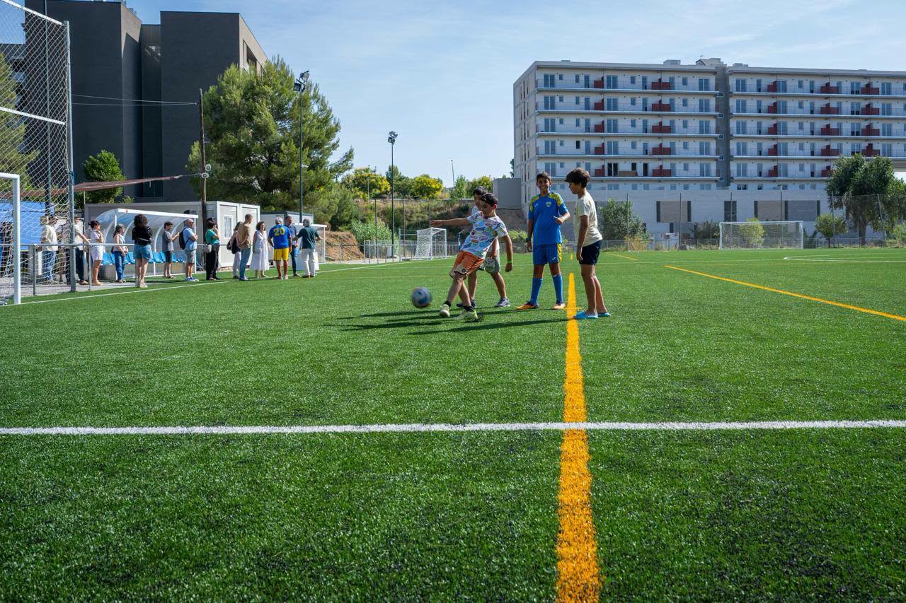 Estrena de la nova gespa del camp municipal del Poble Nou | Gemma Miralda