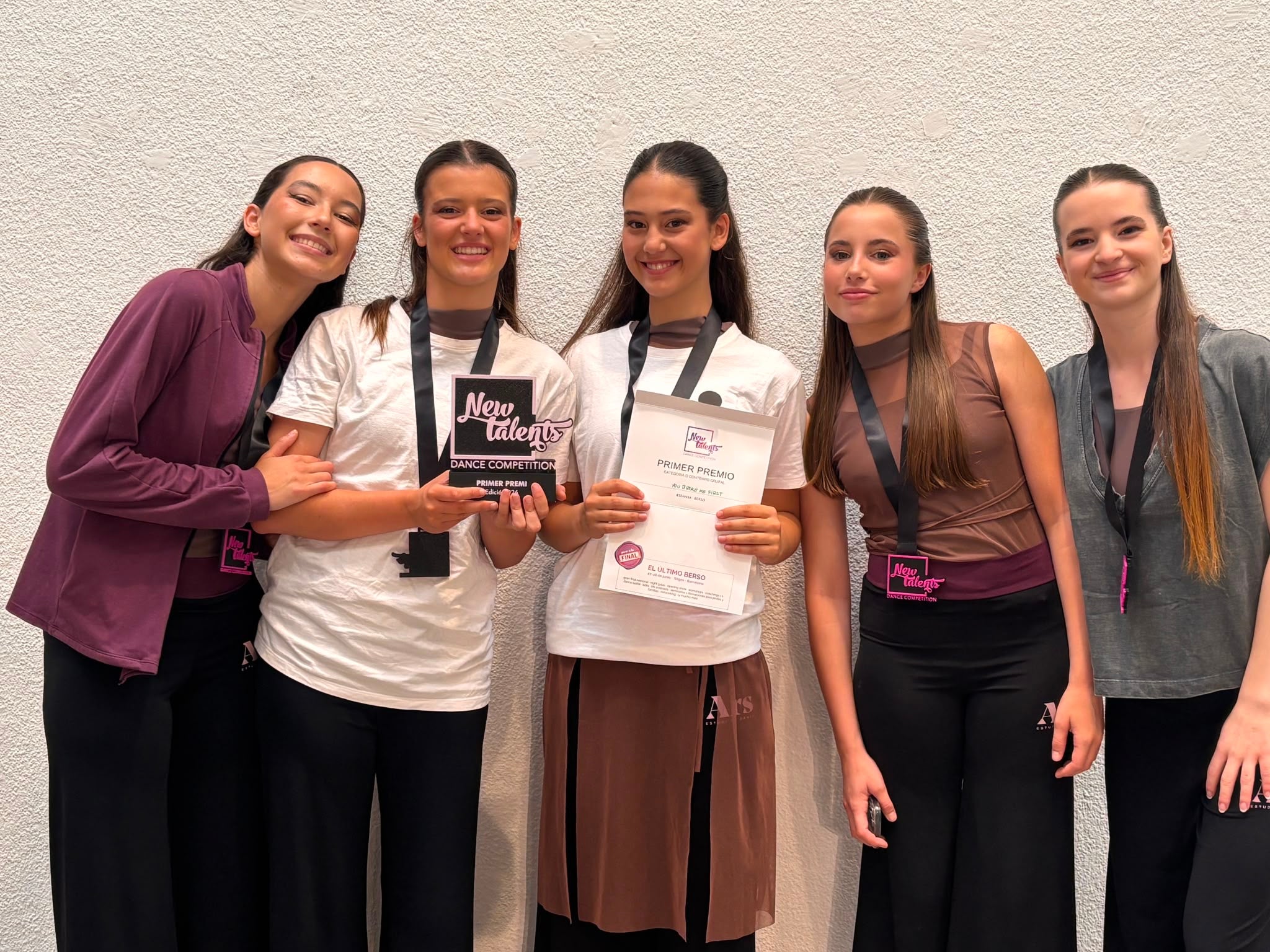  Aquest passat cap de setmana, dies 5 i 6 de juny, Ars Estudi de Dansa de Terrassa va assistir a l’última competició de la temporada. L'entitat terrassenca va aconseguir fins a quatre podis, així com el passi a la gran final nacional amb totes les coreografies. I, a més, Ars Estudi també podrà ser al festival internacional de dansa de Brasil gràcies a una beca aconseguida. En aquesta darrera competició, primera posició per a les coreografies de Zero to Hero, Rhythm of the Night i You Broke me First, mentre que Home es va endur el tercer premi.