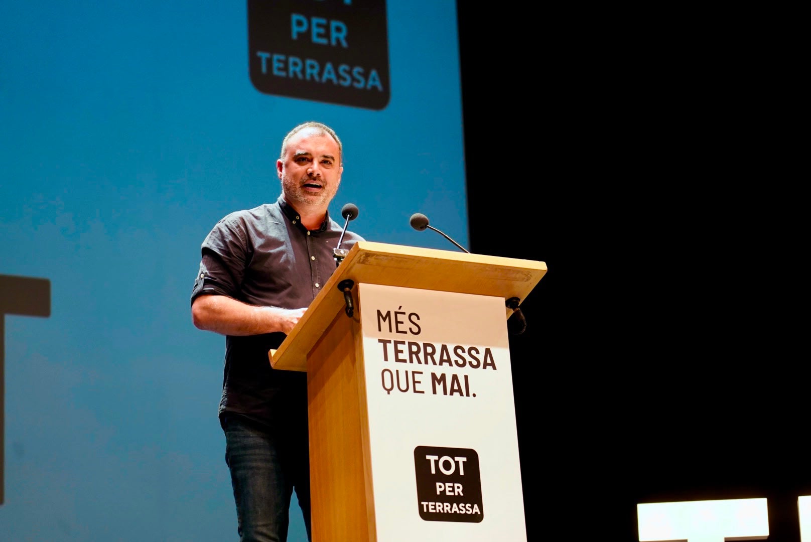 L'alcalde de Terrassa, Jordi Ballart, en el seu discurs d'anunci com a candidat a la reelecció a l'amfiteatre de LaFACT | Mireia Comas