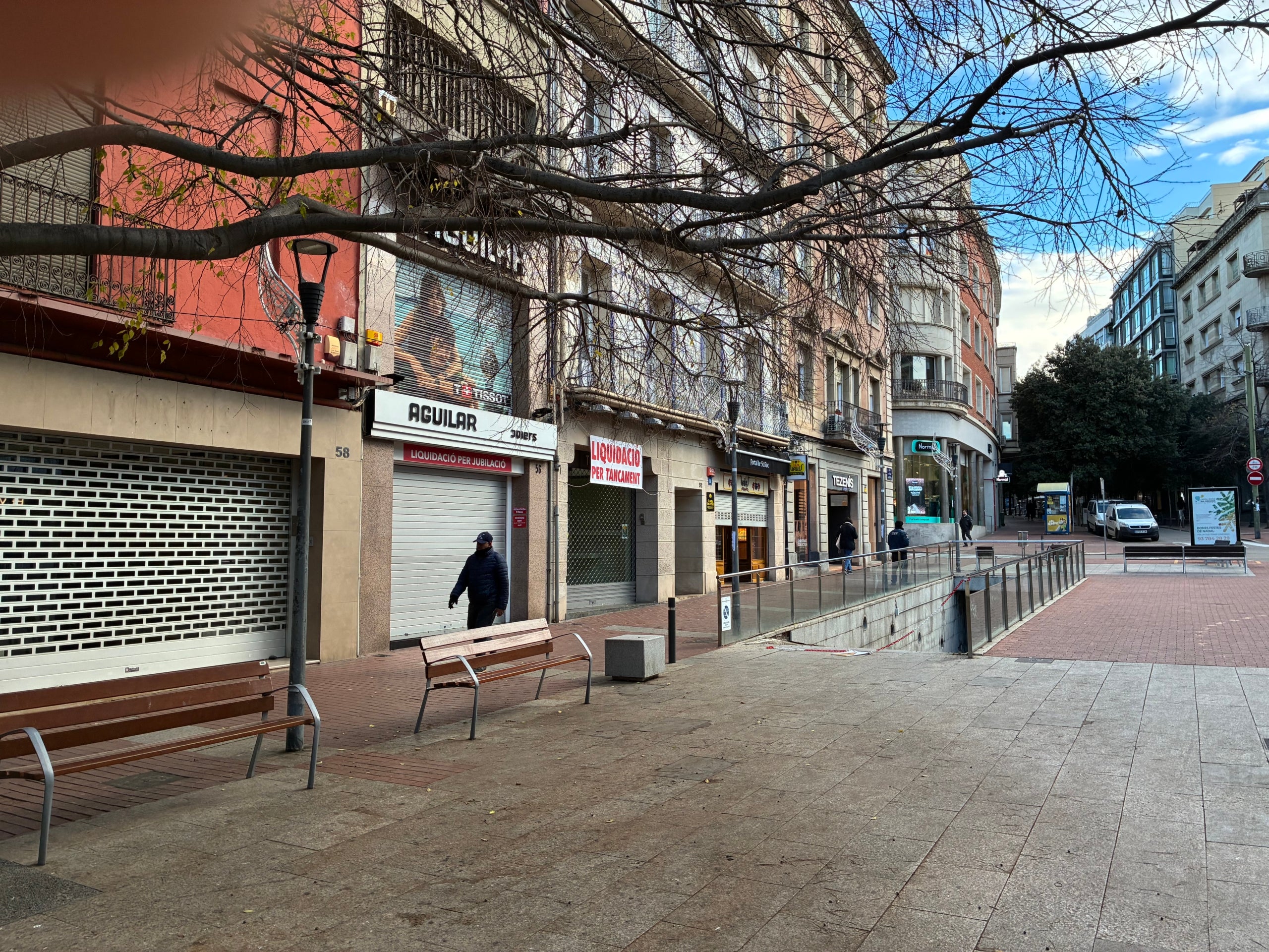 Botigues tancades al Portal de Sant Roc de Terrassa que, en alguns casos, també presenten primera planta comercial | Vicenç Batalla