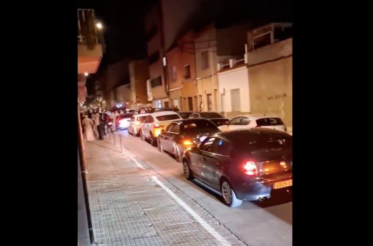Col·lapse al carrer i multitud de gent fent-la petar | Cedida