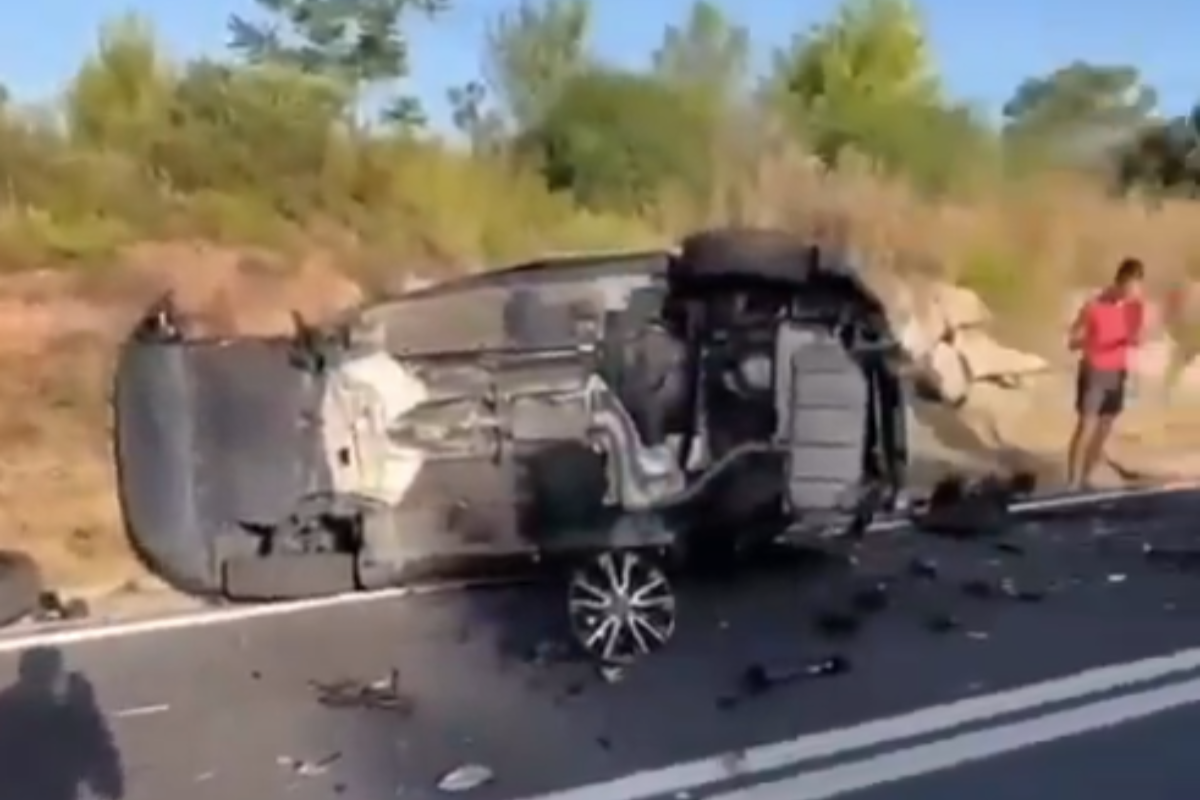 Un cotxe bolcat després d'un xoc frontal a la carretera de Castellar | @antiradarcatala