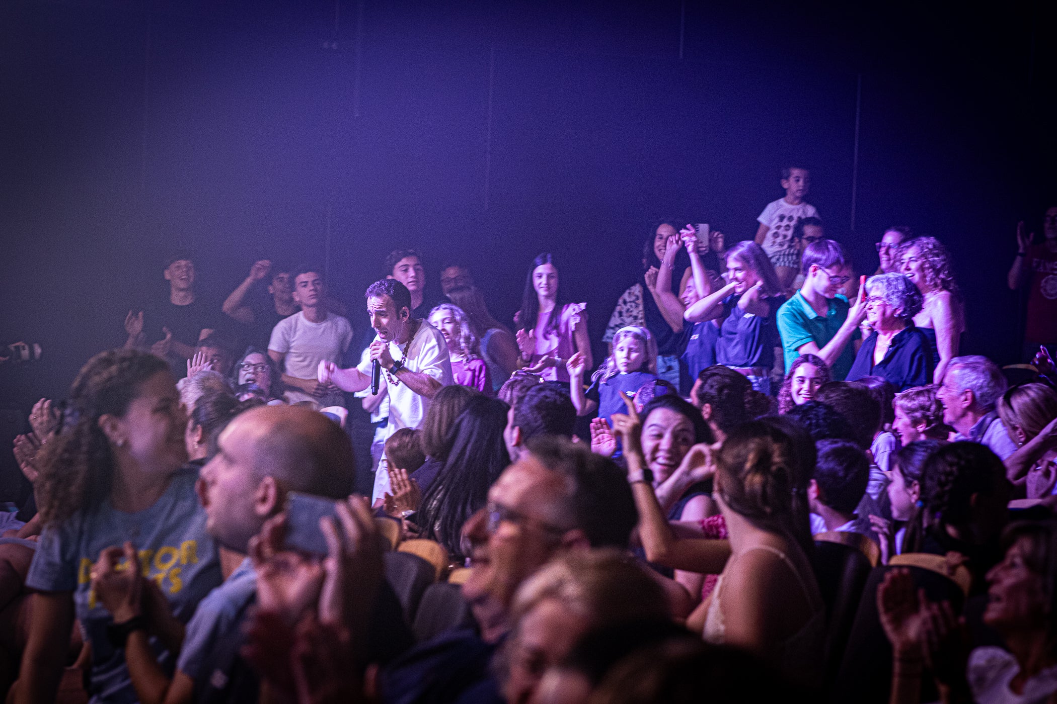 La banda terrassenca Doctor Prats va omplir aquest diumenge dues vegades el Teatre Principal per recaptar fons per ajudar a acabar de reobrir el Teatre Regina d'El Social. En dos passis de migdia i tarda (fotos) i com a úniques actuacions aquest any a la ciutat, el cantant Marc Riera i els altres set components de la formació en directe van contagiar del seu ritme planetari a un públic de totes les edats que s'aixecava dels seients. Una bona empenta perquè l'històric Regina del carrer de la Font Vella torni a obrir aquest mateix any tres dècades després | Javi González