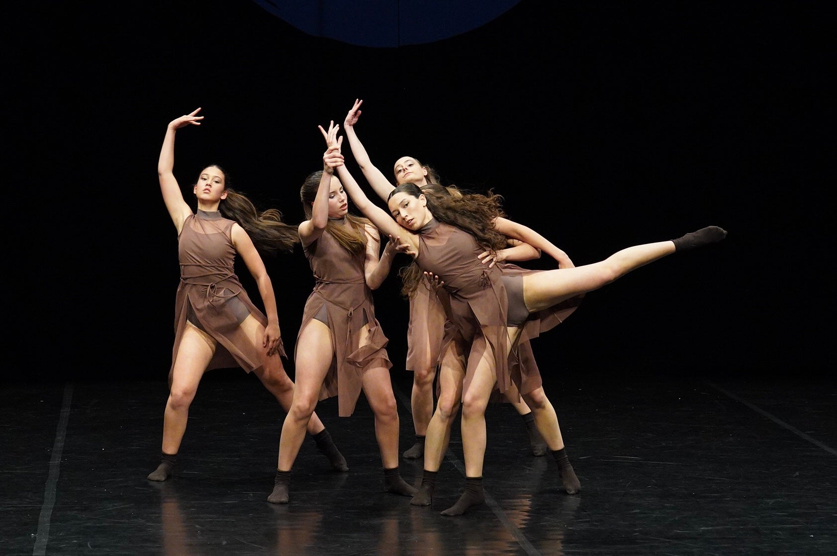 Aquest passat cap de setmana, dies 5 i 6 de juny, Ars Estudi de Dansa de Terrassa va assistir a l’última competició de la temporada. L'entitat terrassenca va aconseguir fins a quatre podis, així com el passi a la gran final nacional amb totes les coreografies. I, a més, Ars Estudi també podrà ser al festival internacional de dansa de Brasil gràcies a una beca aconseguida. En aquesta darrera competició, primera posició per a les coreografies de Zero to Hero, Rhythm of the Night i You Broke me First, mentre que Home es va endur el tercer premi.