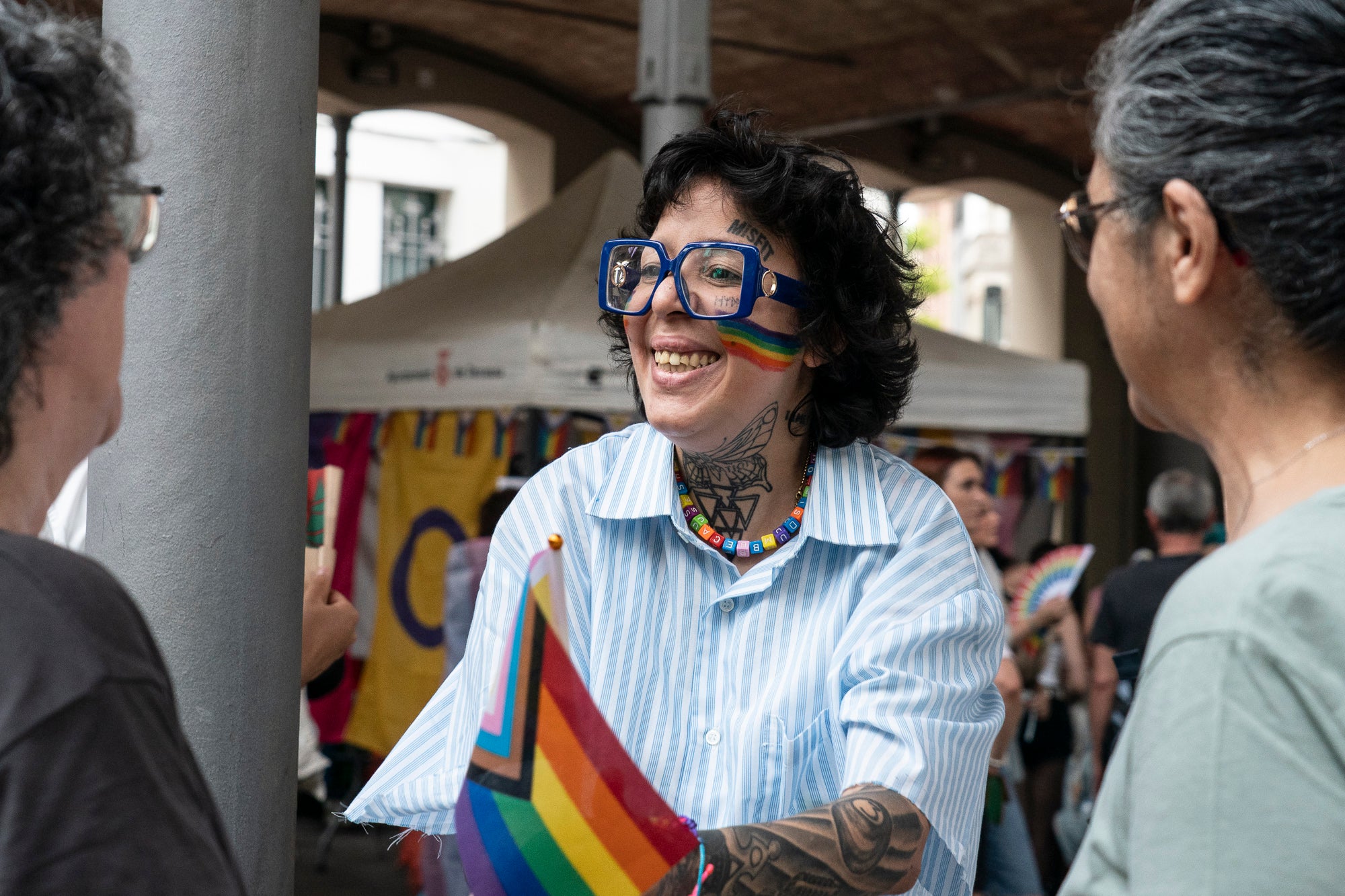 Aquest diumenge, ha tingut lloc l’Orgull Terrassenc, organitzat per l'entitat Homies Pride Terrassa en col·laboració amb la Comissió de visibilitat de la Taula del Pacte DASIG i el suport de l'Ajuntament de Terrassa. La manifestació ha recorregut diversos carrers del centre de la ciutat per reivindicar els drets, la visibilitat i la diversitat del col·lectiu LGTBIQ+ i ha finalitzat a la plaça del Vapor Ventalló, on s'ha celebrat una festa final.