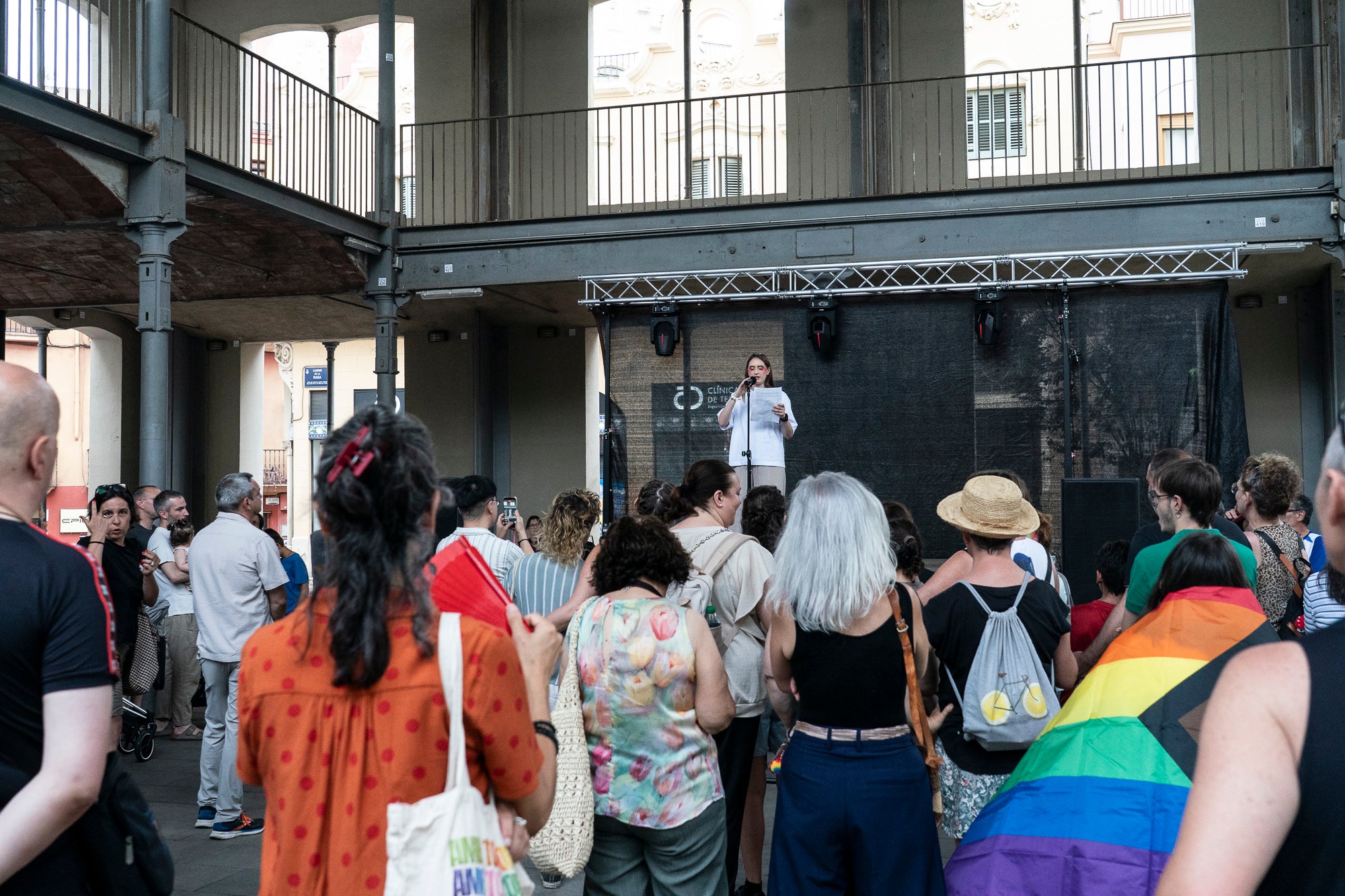 Aquest diumenge, ha tingut lloc l’Orgull Terrassenc, organitzat per l'entitat Homies Pride Terrassa en col·laboració amb la Comissió de visibilitat de la Taula del Pacte DASIG i el suport de l'Ajuntament de Terrassa. La manifestació ha recorregut diversos carrers del centre de la ciutat per reivindicar els drets, la visibilitat i la diversitat del col·lectiu LGTBIQ+ i ha finalitzat a la plaça del Vapor Ventalló, on s'ha celebrat una festa final.